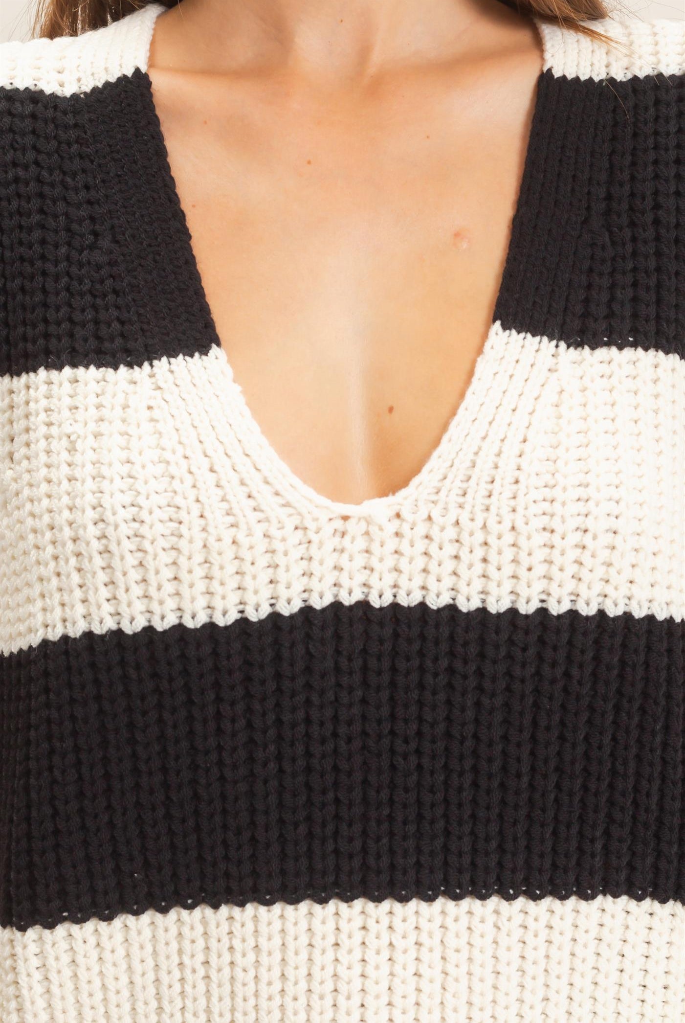Wholesale V-Neck Striped Sweater Vest Sweaters HF26E482-D BLACK HYFVE