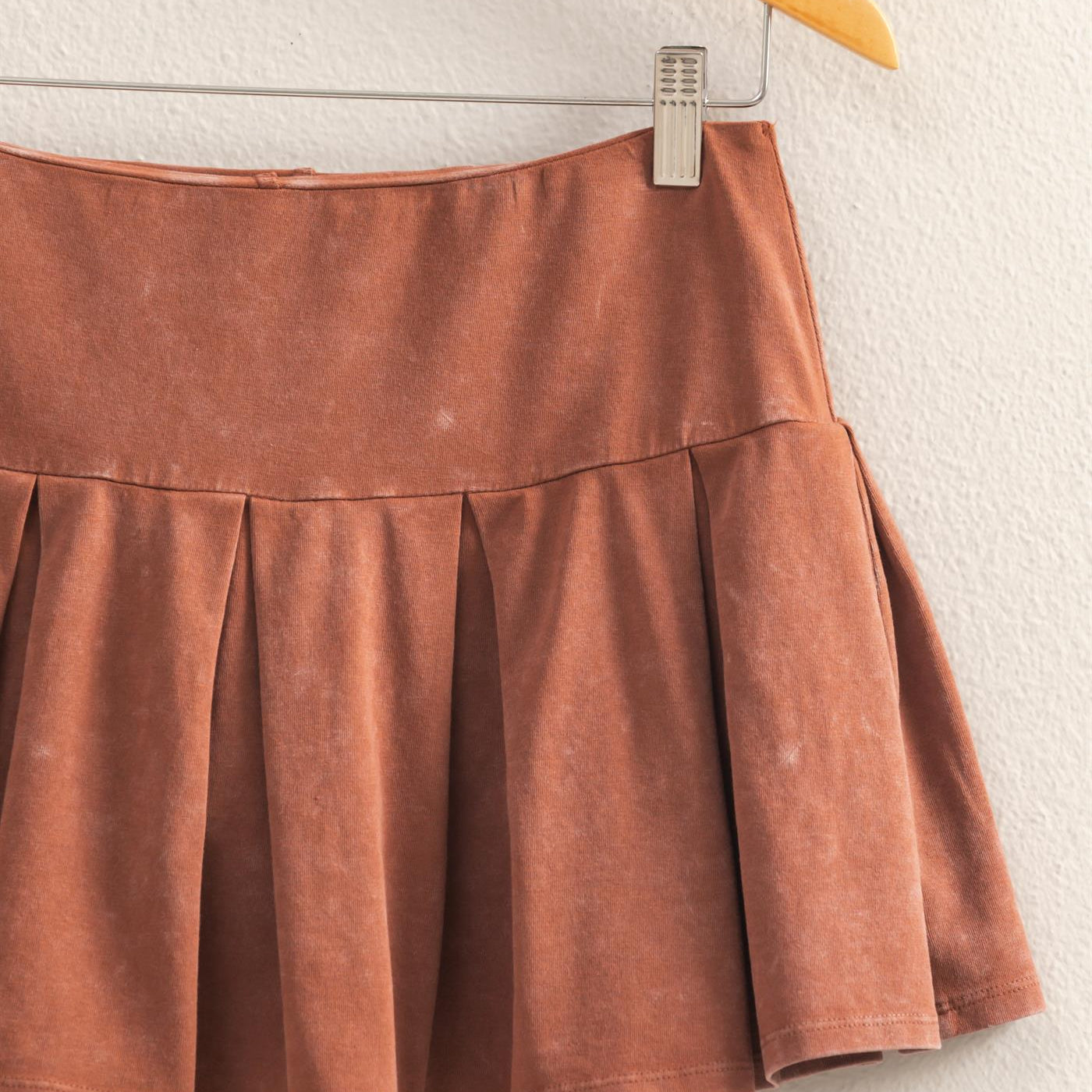 Wholesale Mid Rise Pleated Mini Skort Skorts DZ25A930 CHESTNUT DOUBLE ZERO