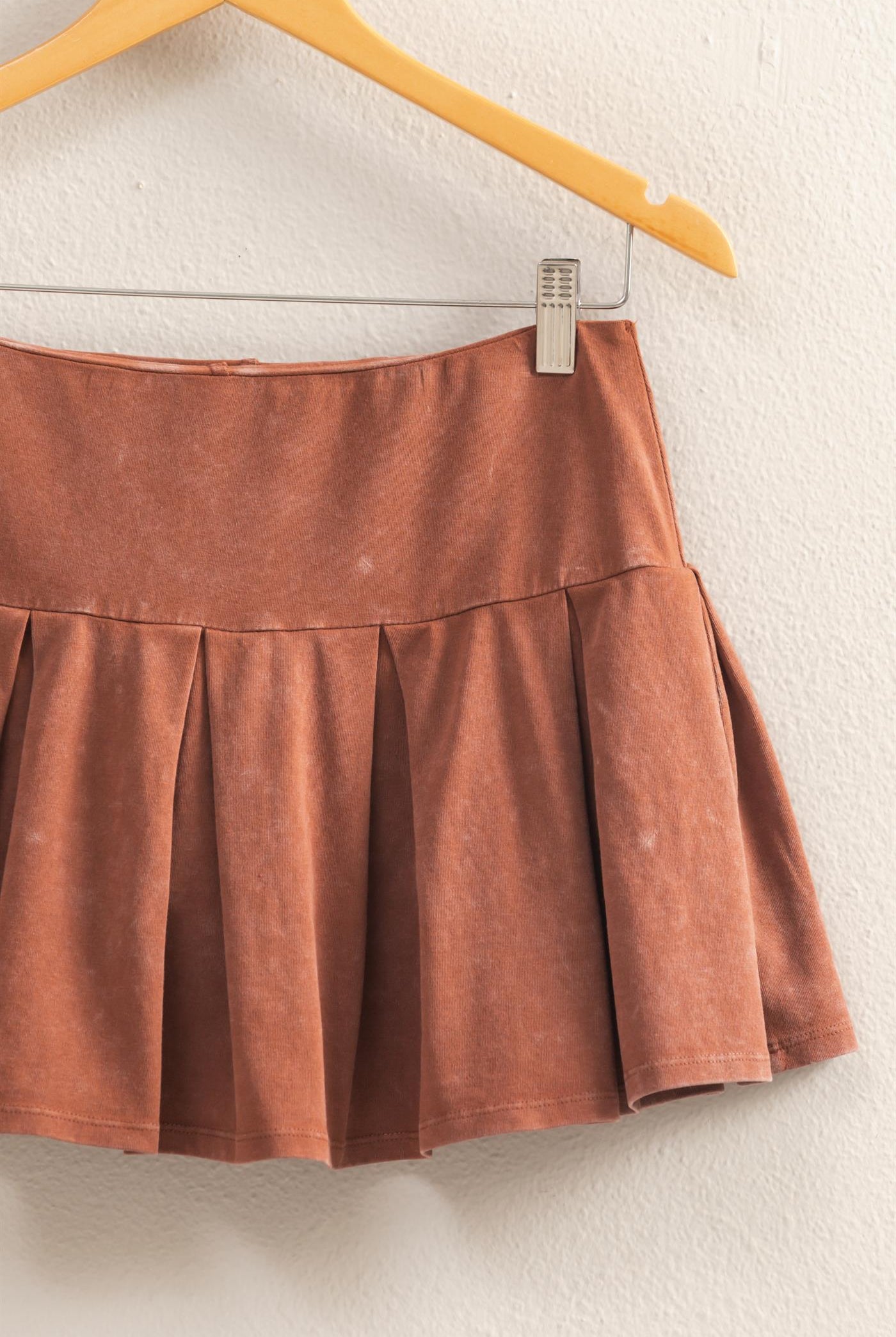 Wholesale Mid Rise Pleated Mini Skort Skorts DZ25A930 CHESTNUT DOUBLE ZERO