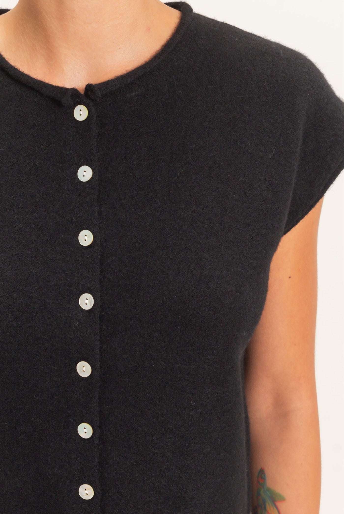 Wholesale Rolled Edge Button Front Sweater Vest Sweaters DZ26E239 BLACK DOUBLE ZERO