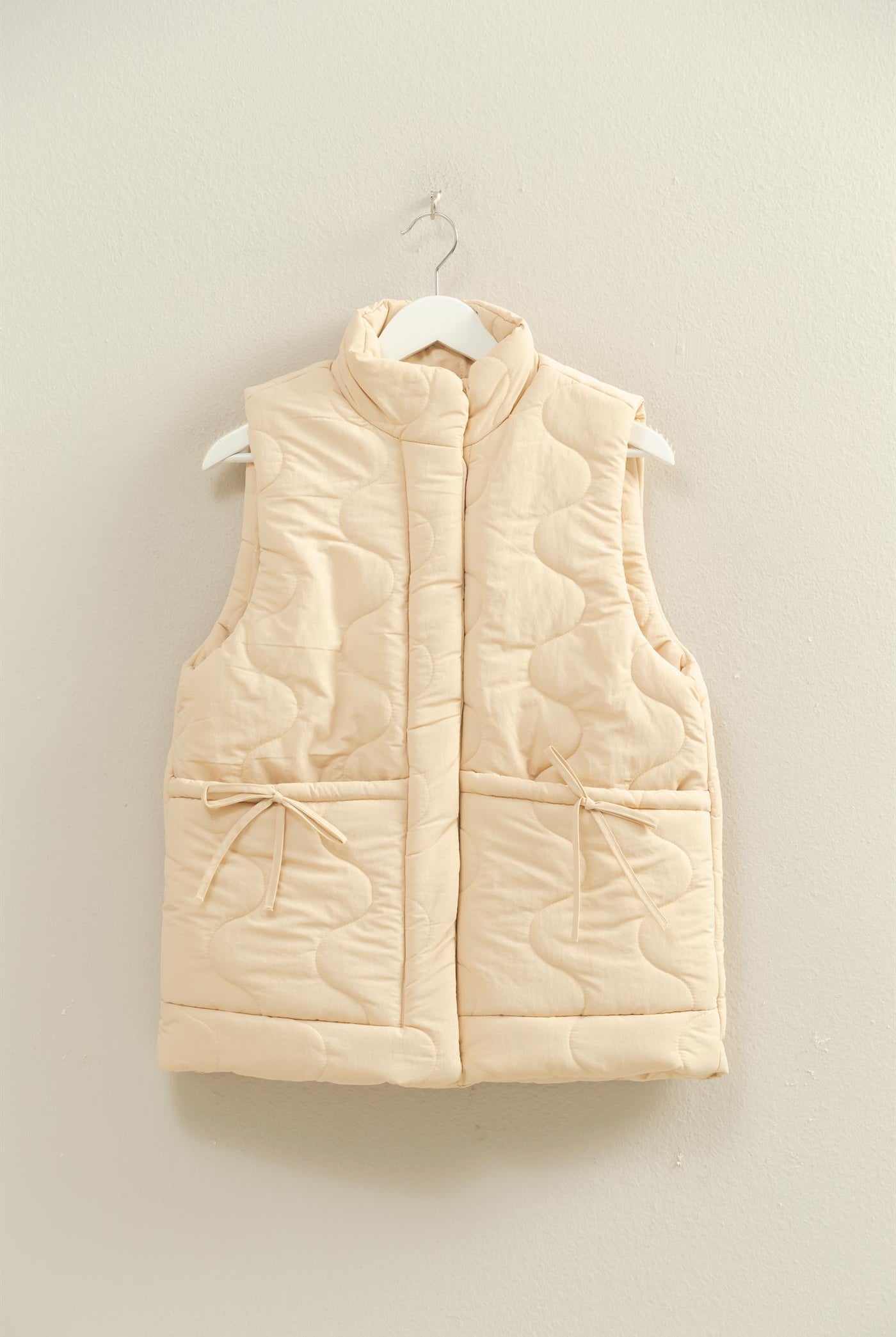 Wholesale Wave Quilted Ribbon Tie Detailed Puffer Vest Vests HF25E498 SAND HYFVE