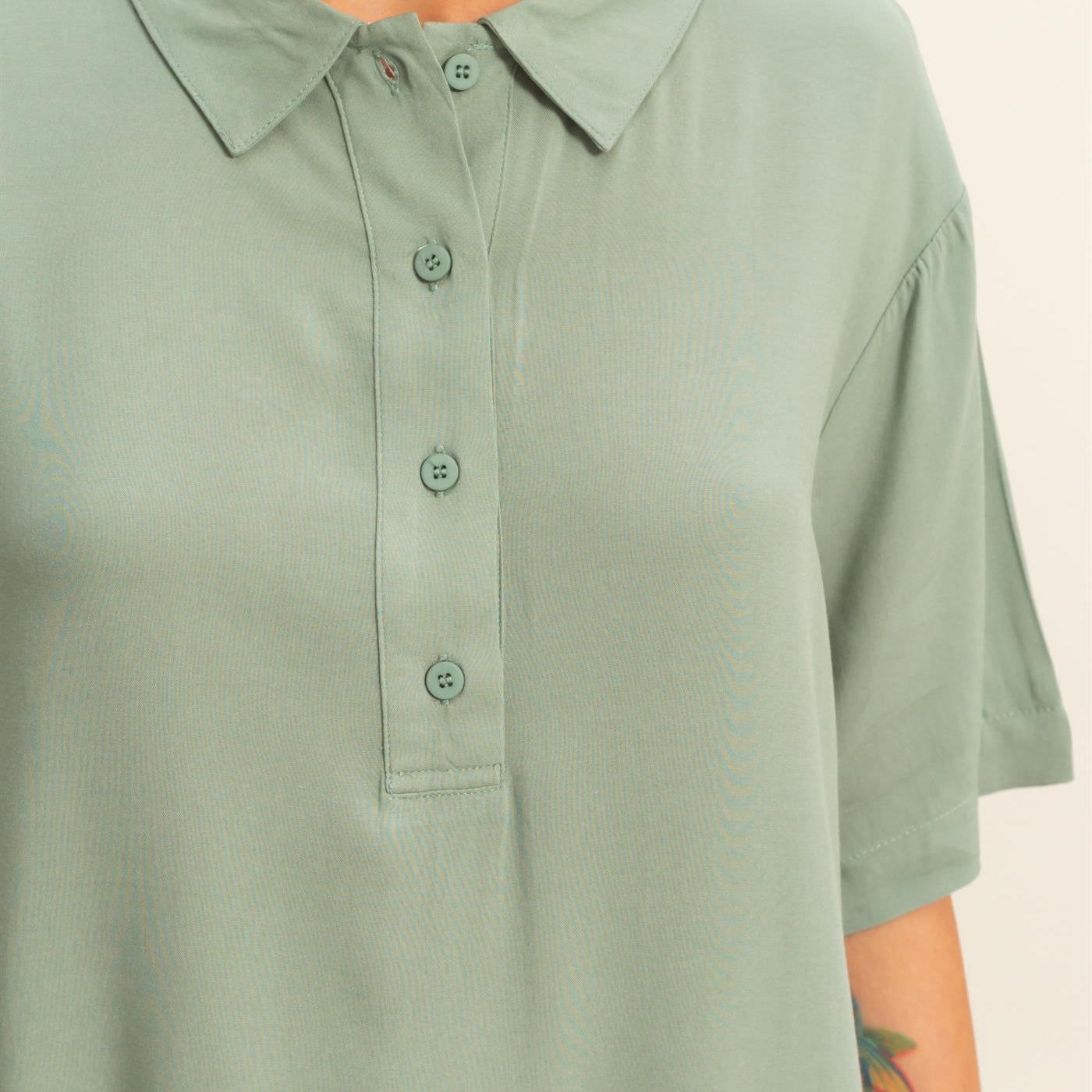 Wholesale Woven Half Button-Up Relaxed Top Clothing Tops DZ25C814 SAGE GREEN DOUBLE ZERO