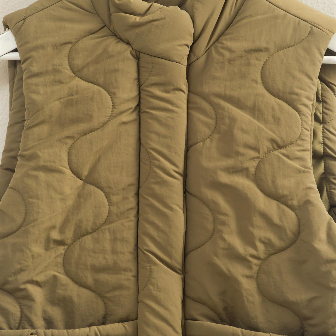 Wholesale Wave Quilted Ribbon Tie Detailed Puffer Vest Vests HF25E498 OLIVE HYFVE