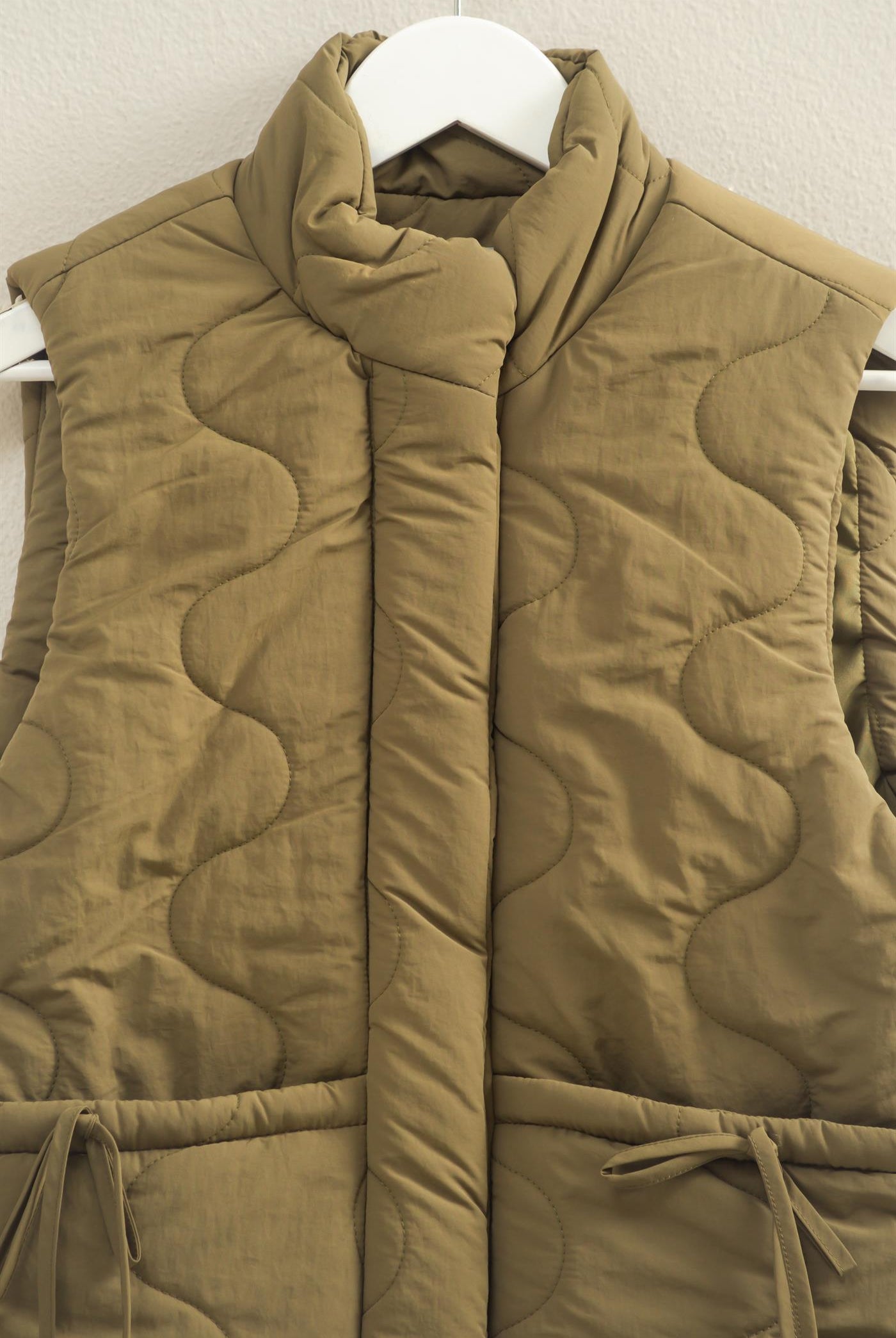 Wholesale Wave Quilted Ribbon Tie Detailed Puffer Vest Vests HF25E498 OLIVE HYFVE
