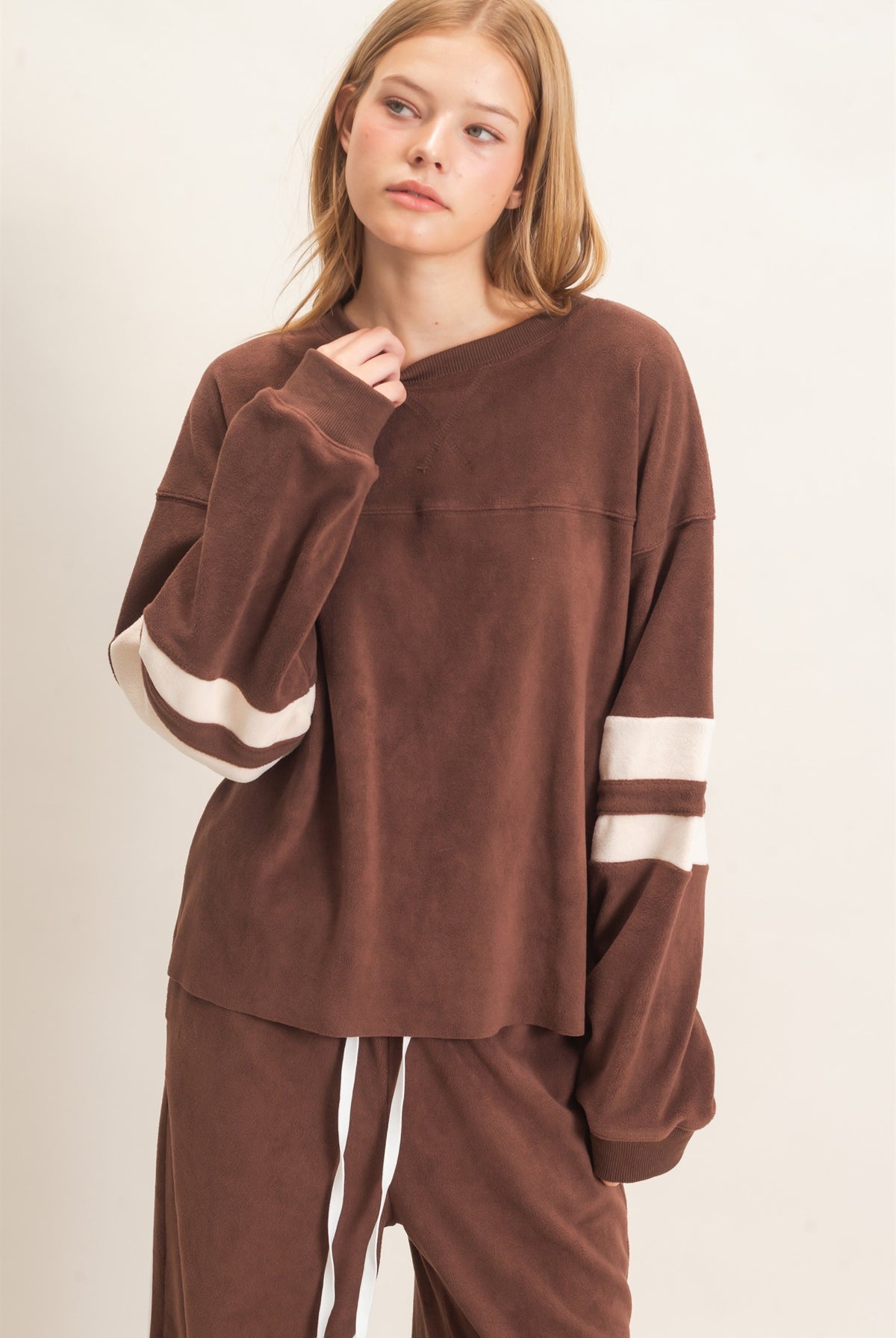 Wholesale Crew Neck Long Sleeve Sweatshirt Sweatshirts HF26E425 CHOCOLATE HYFVE