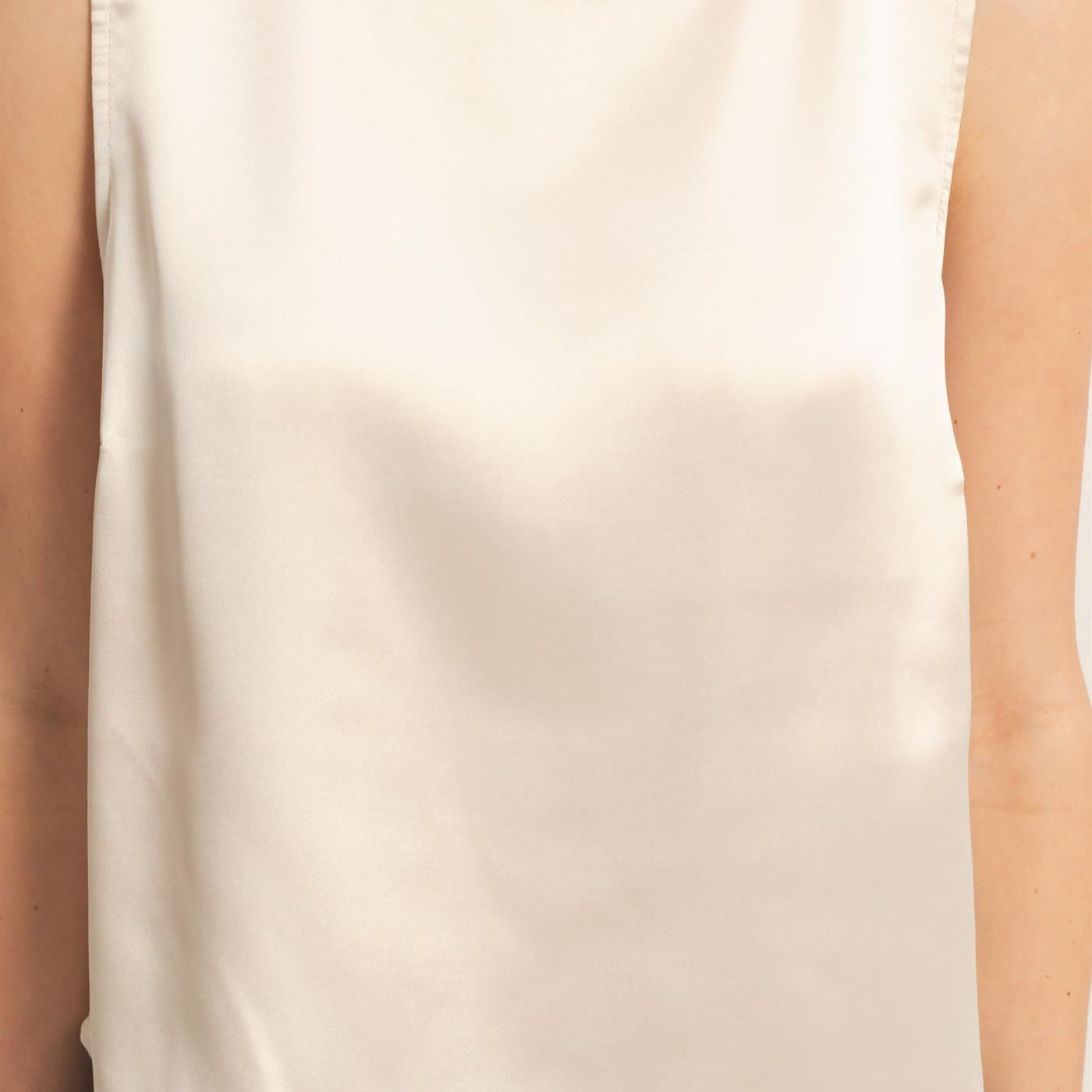 Wholesale Satin Sleeveless Round Neck Top With Back Keyhole Clothing Tops DZ26C084 ALPACA DOUBLE ZERO