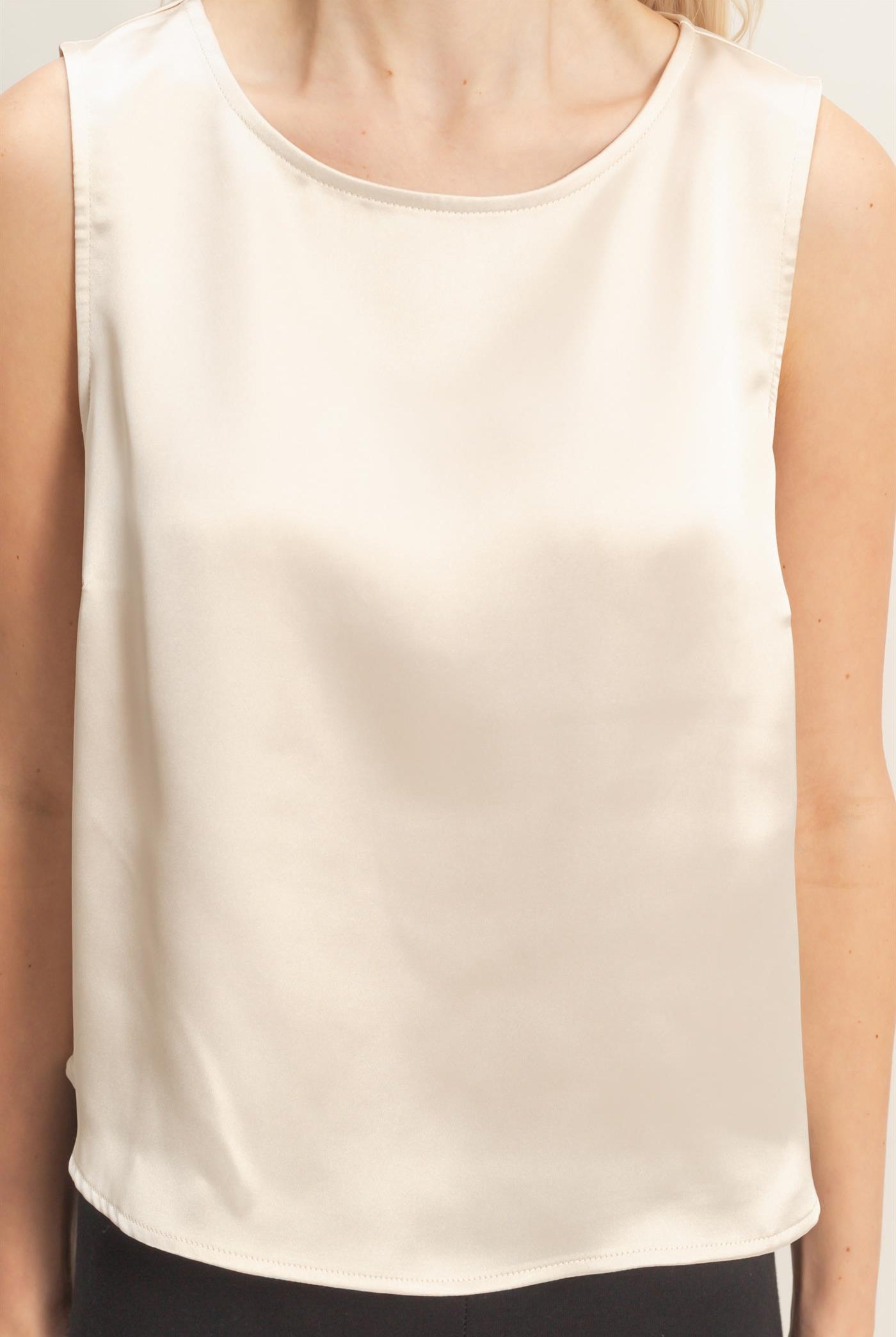 Wholesale Satin Sleeveless Round Neck Top With Back Keyhole Clothing Tops DZ26C084 ALPACA DOUBLE ZERO