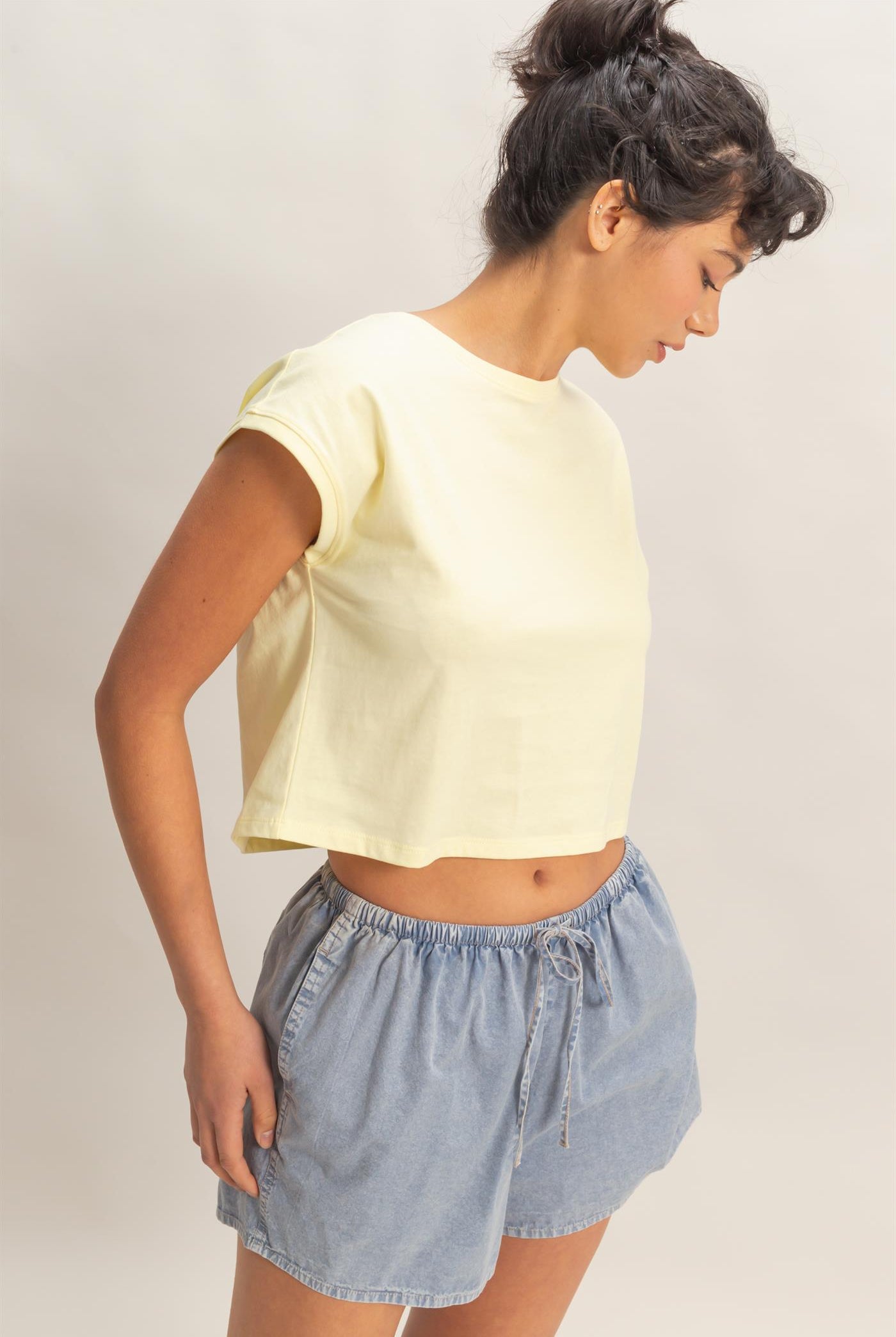 Wholesale Classic Crew Neck Sleeveless Top Shirts DZ24A652 PALE YELLOW DOUBLE ZERO