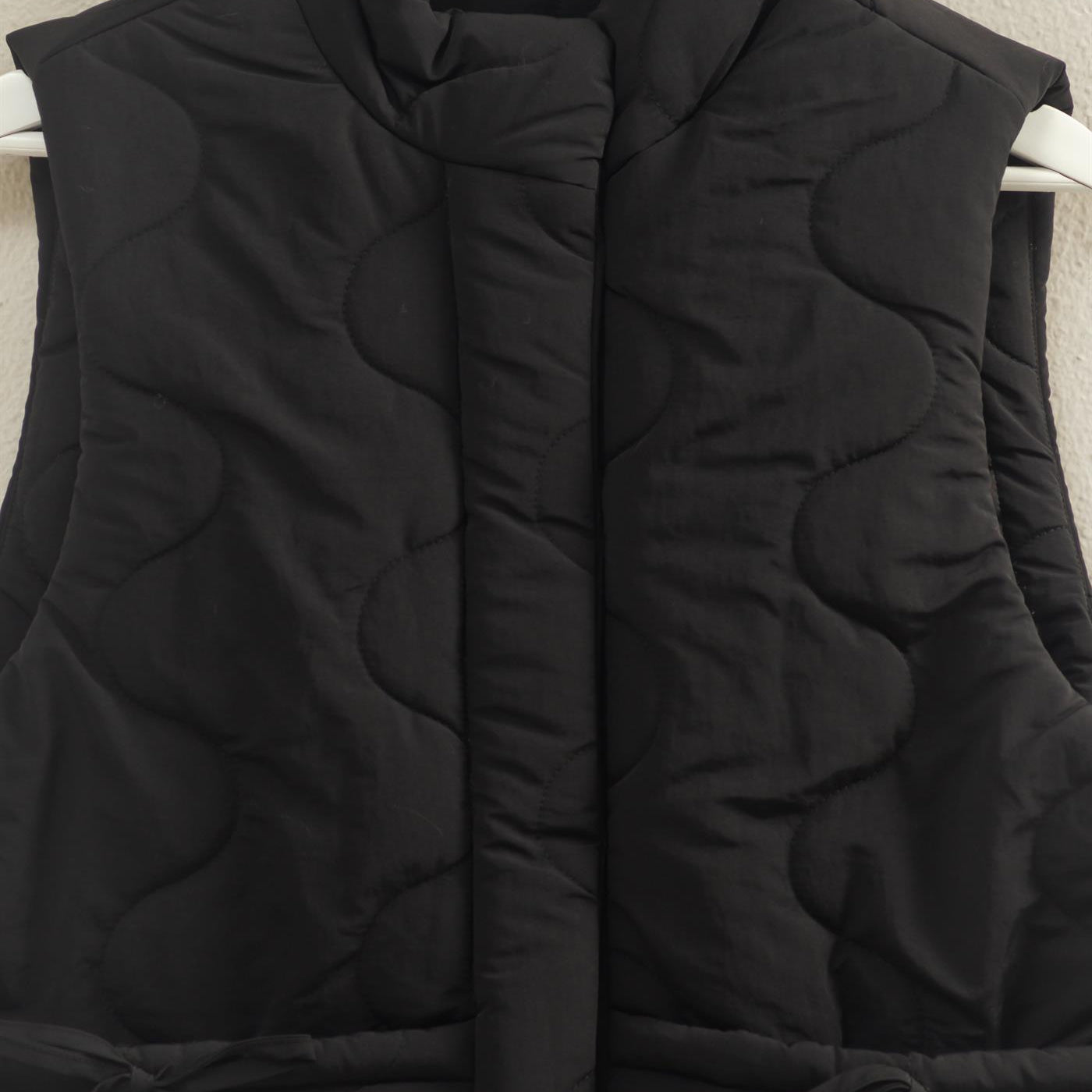 Wholesale Wave Quilted Ribbon Tie Detailed Puffer Vest Vests HF25E498 BLACK HYFVE