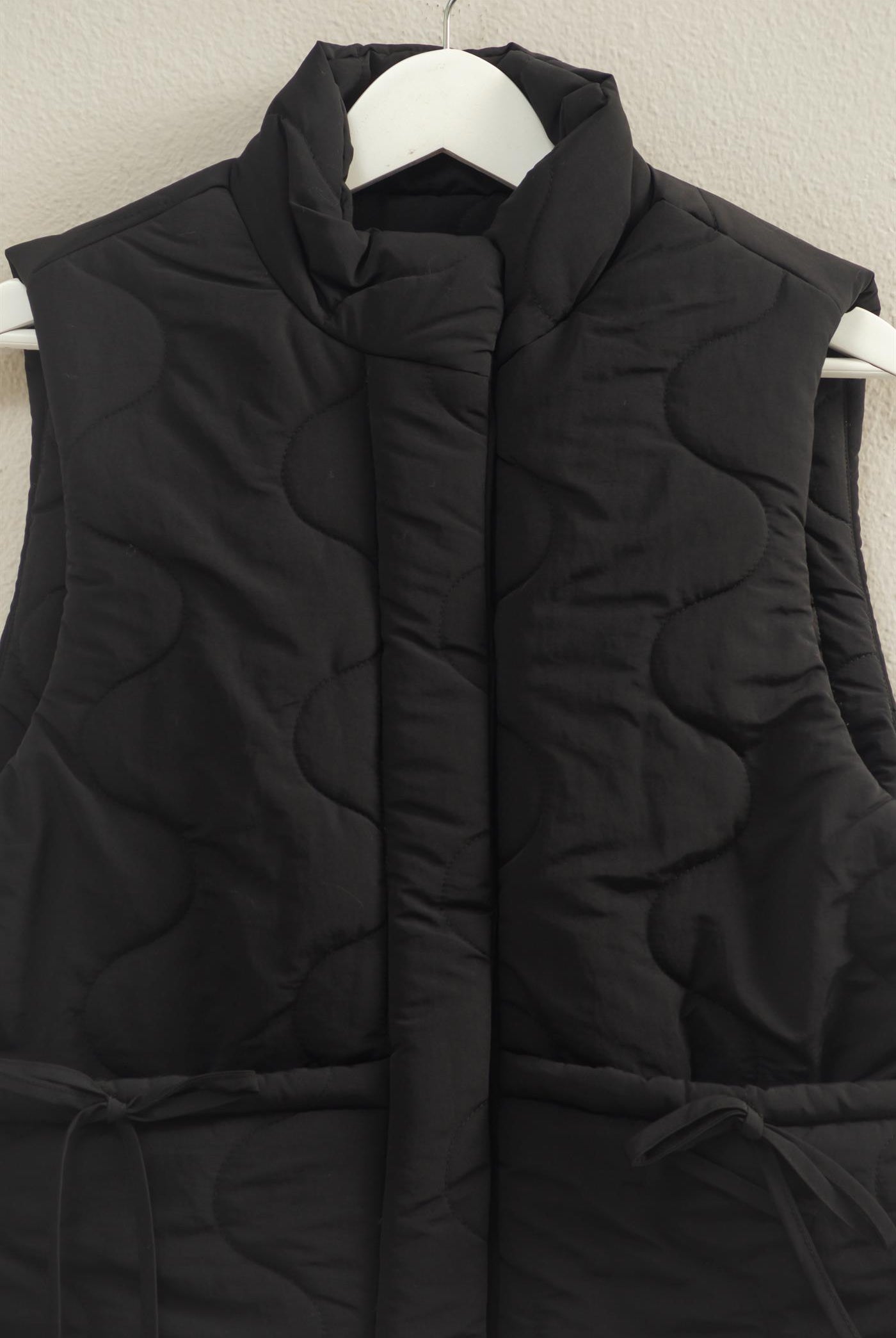 Wholesale Wave Quilted Ribbon Tie Detailed Puffer Vest Vests HF25E498 BLACK HYFVE