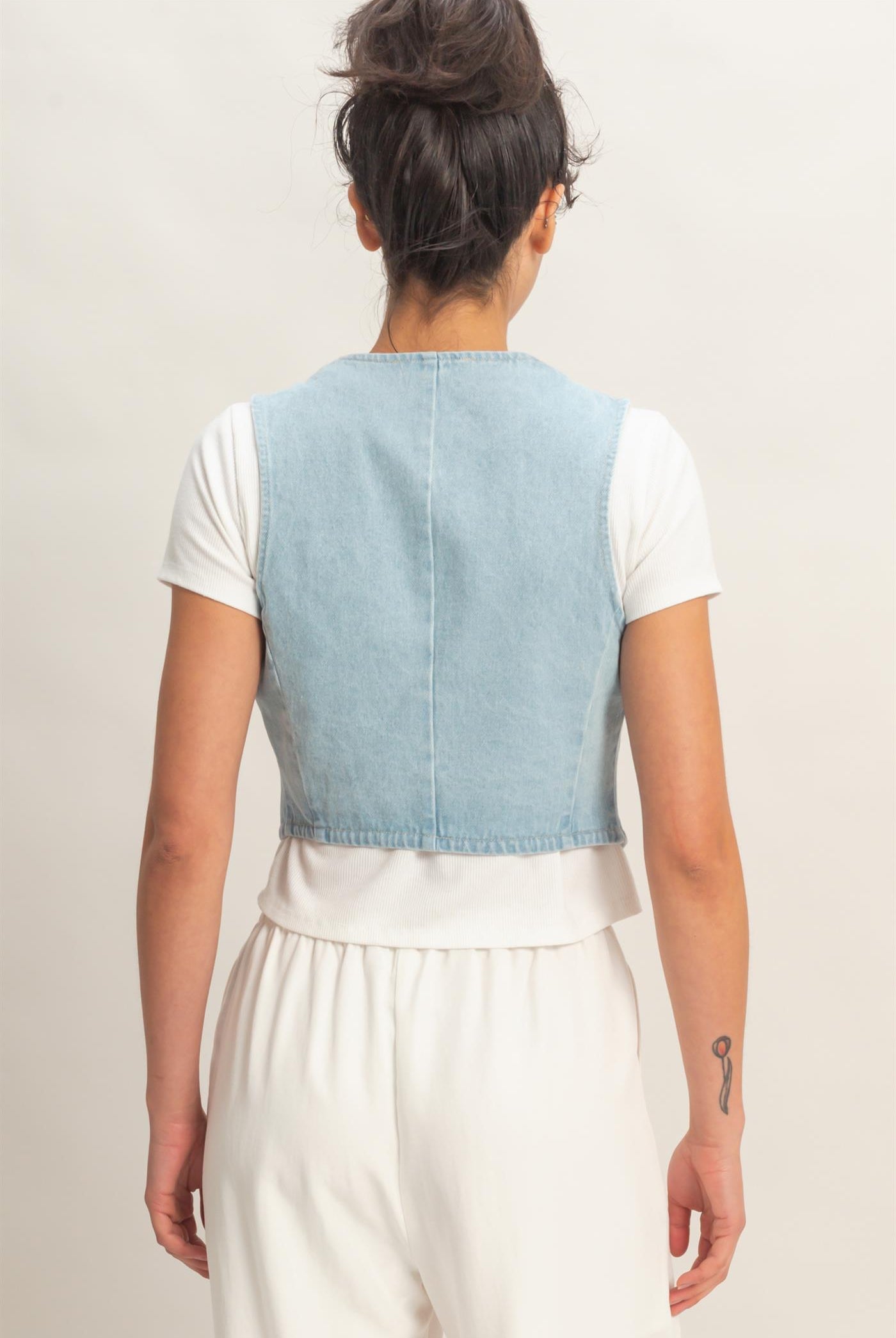 Wholesale V-Neck Sleeveless Denim Vest Clothing Tops DZ26C736 LIGHT BLUE DOUBLE ZERO