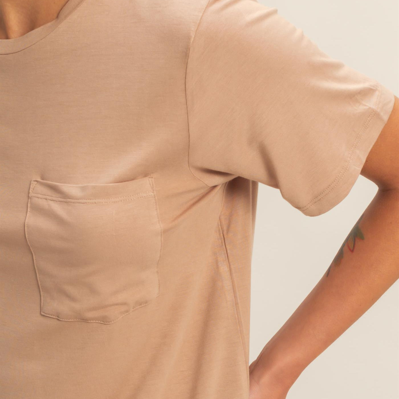 Wholesale Classic Crew Neck Short Sleeve Pocket Top T-Shirts DZ25C922 DARK TAUPE DOUBLE ZERO