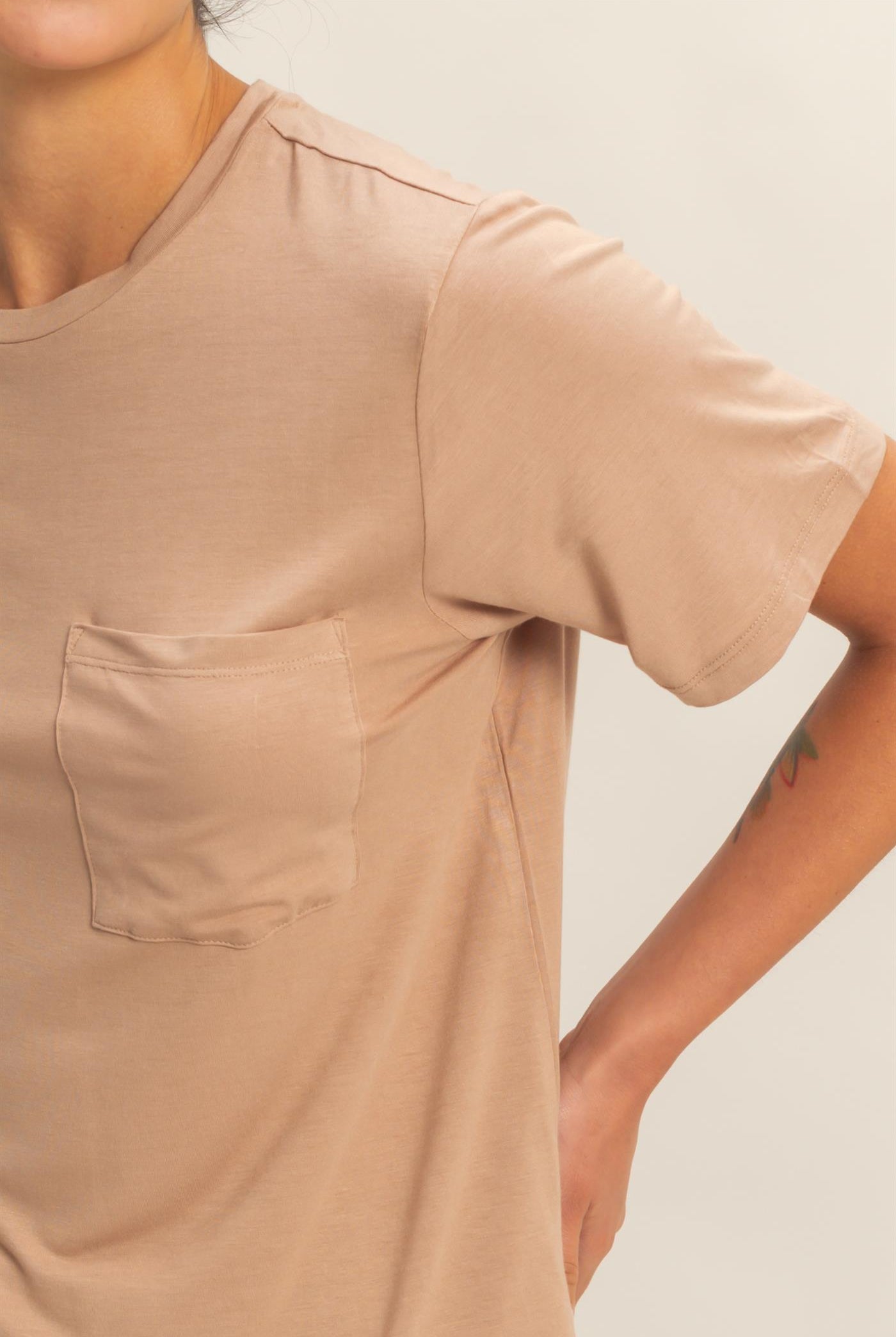 Wholesale Classic Crew Neck Short Sleeve Pocket Top T-Shirts DZ25C922 DARK TAUPE DOUBLE ZERO