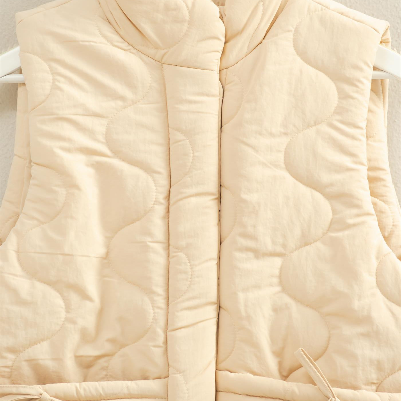 Wholesale Wave Quilted Ribbon Tie Detailed Puffer Vest Vests HF25E498 SAND HYFVE