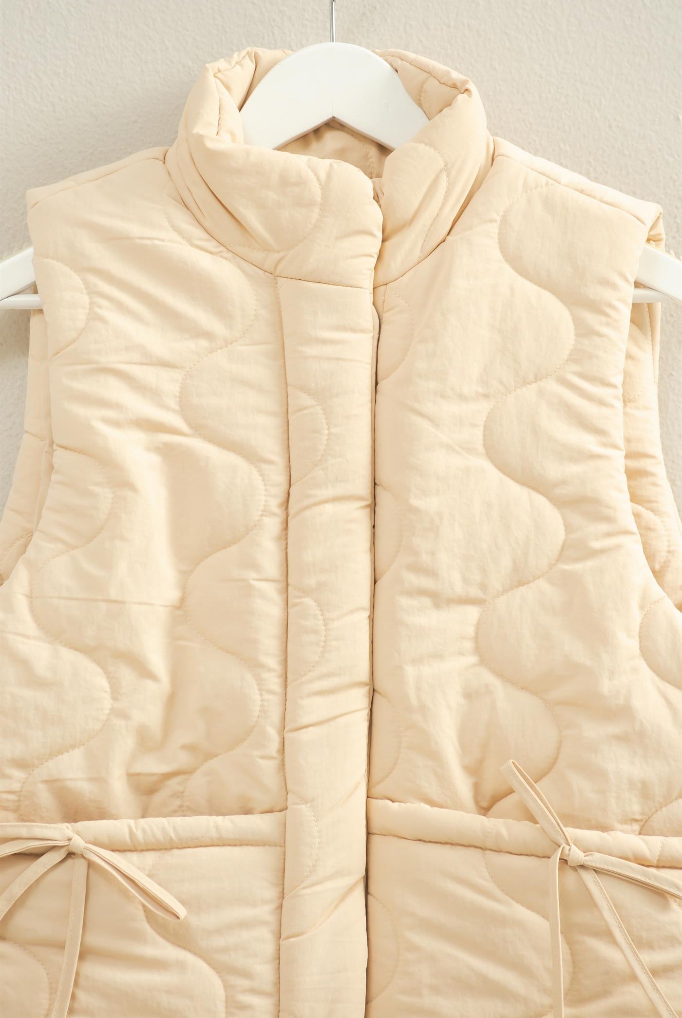 Wholesale Wave Quilted Ribbon Tie Detailed Puffer Vest Vests HF25E498 SAND HYFVE
