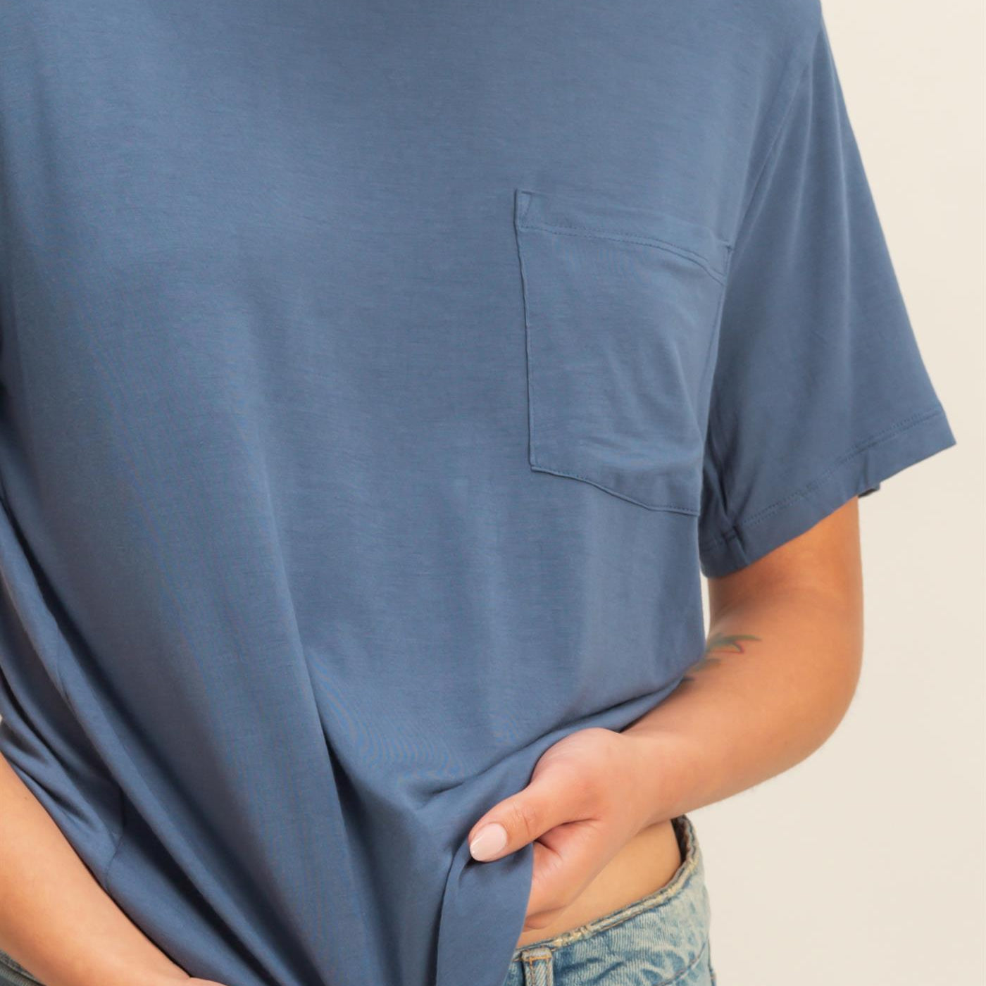 Wholesale Classic Crew Neck Short Sleeve Pocket Top T-Shirts DZ25C922 DUSTY NAVY DOUBLE ZERO