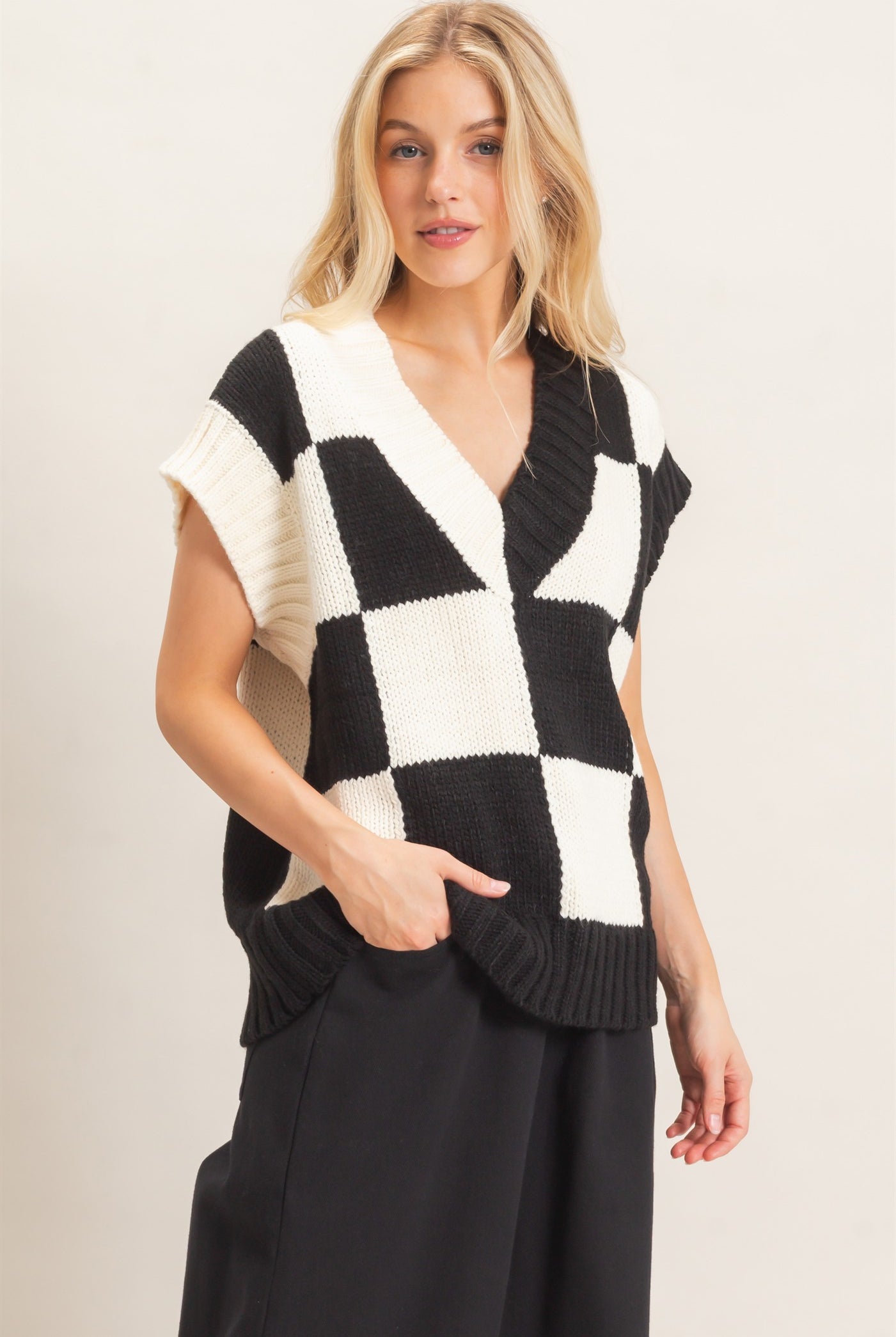 Wholesale Ribbed V-Neck Checkered Sweater Vest Sweaters HF26F180 BLACK HYFVE