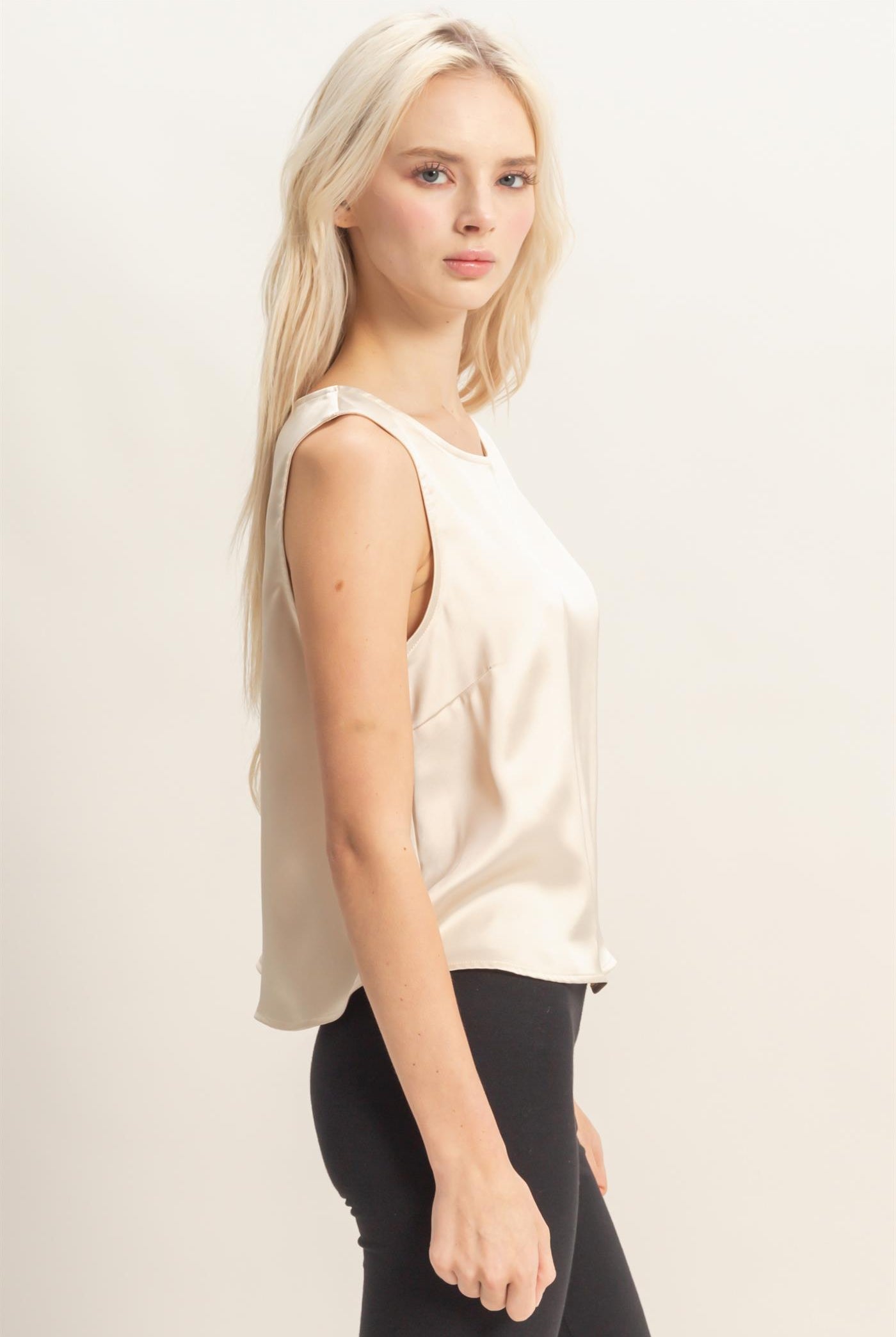 Wholesale Satin Sleeveless Round Neck Top With Back Keyhole Clothing Tops DZ26C084 ALPACA DOUBLE ZERO