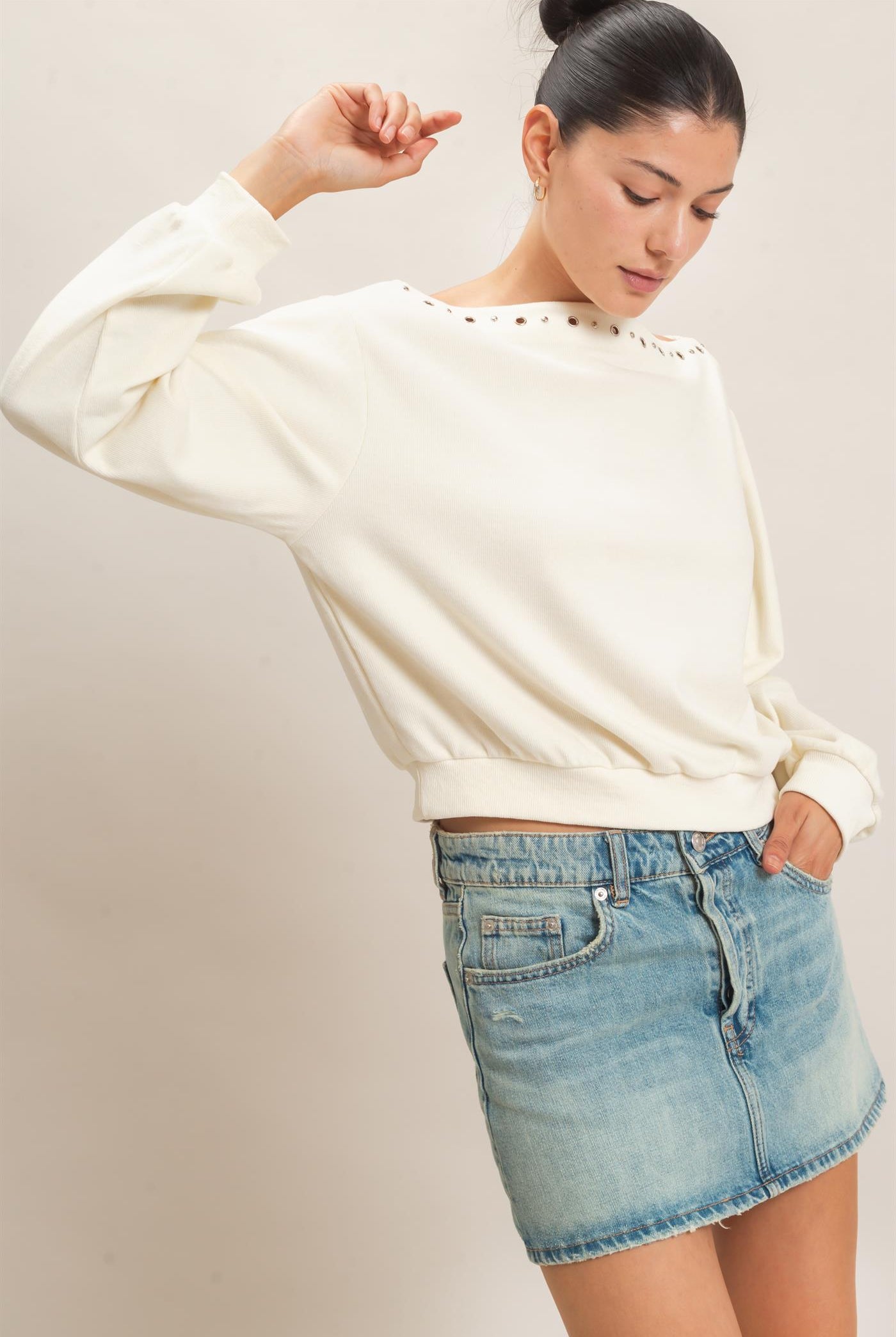 Wholesale Studded Crew Neck Sweatshirt Sweatshirts HF26E545 CREAM HYFVE