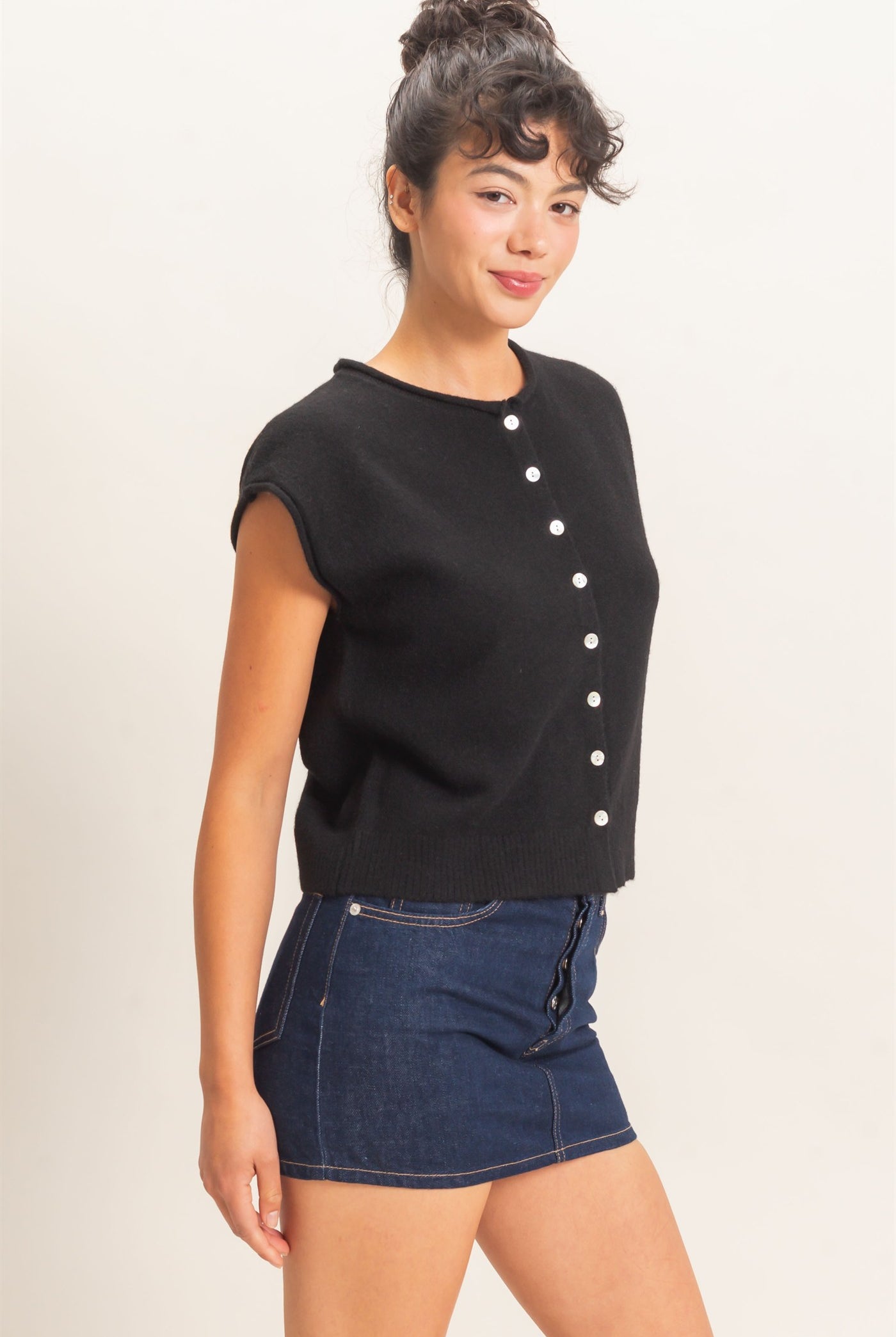 Wholesale Rolled Edge Button Front Sweater Vest Sweaters DZ26E239 BLACK DOUBLE ZERO