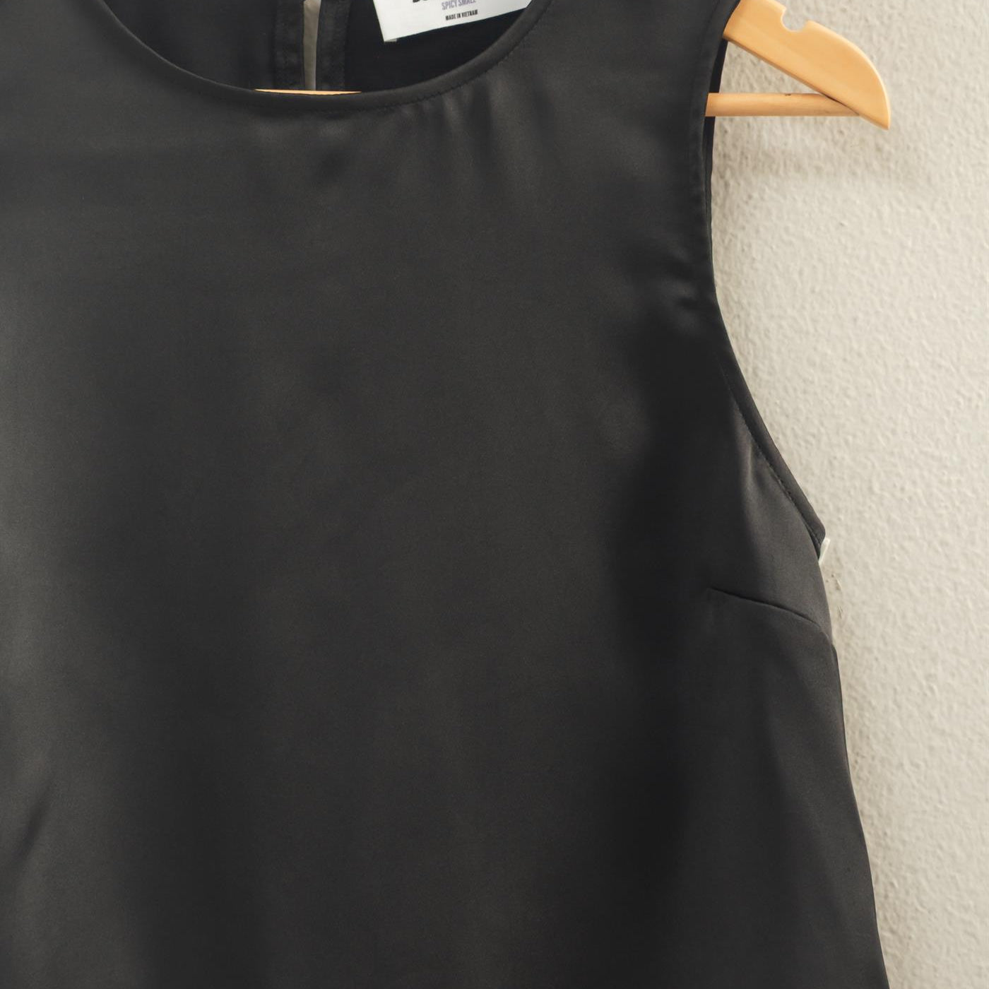 Wholesale Satin Sleeveless Round Neck Top With Back Keyhole Clothing Tops DZ26C084 BLACK DOUBLE ZERO