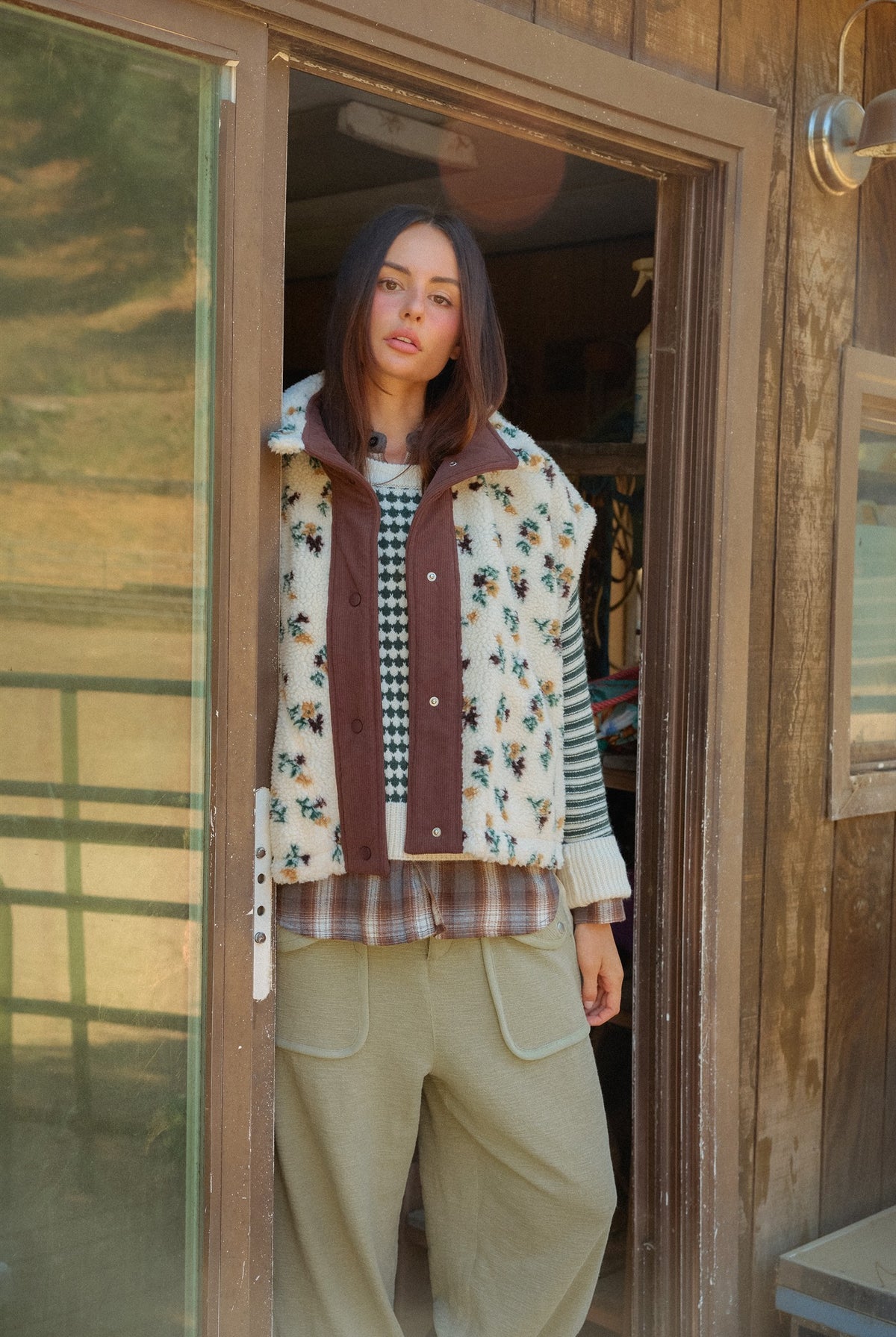 Wholesale Floral Sherpa Vest With Corduroy Vests HF26F073 BROWN HYFVE