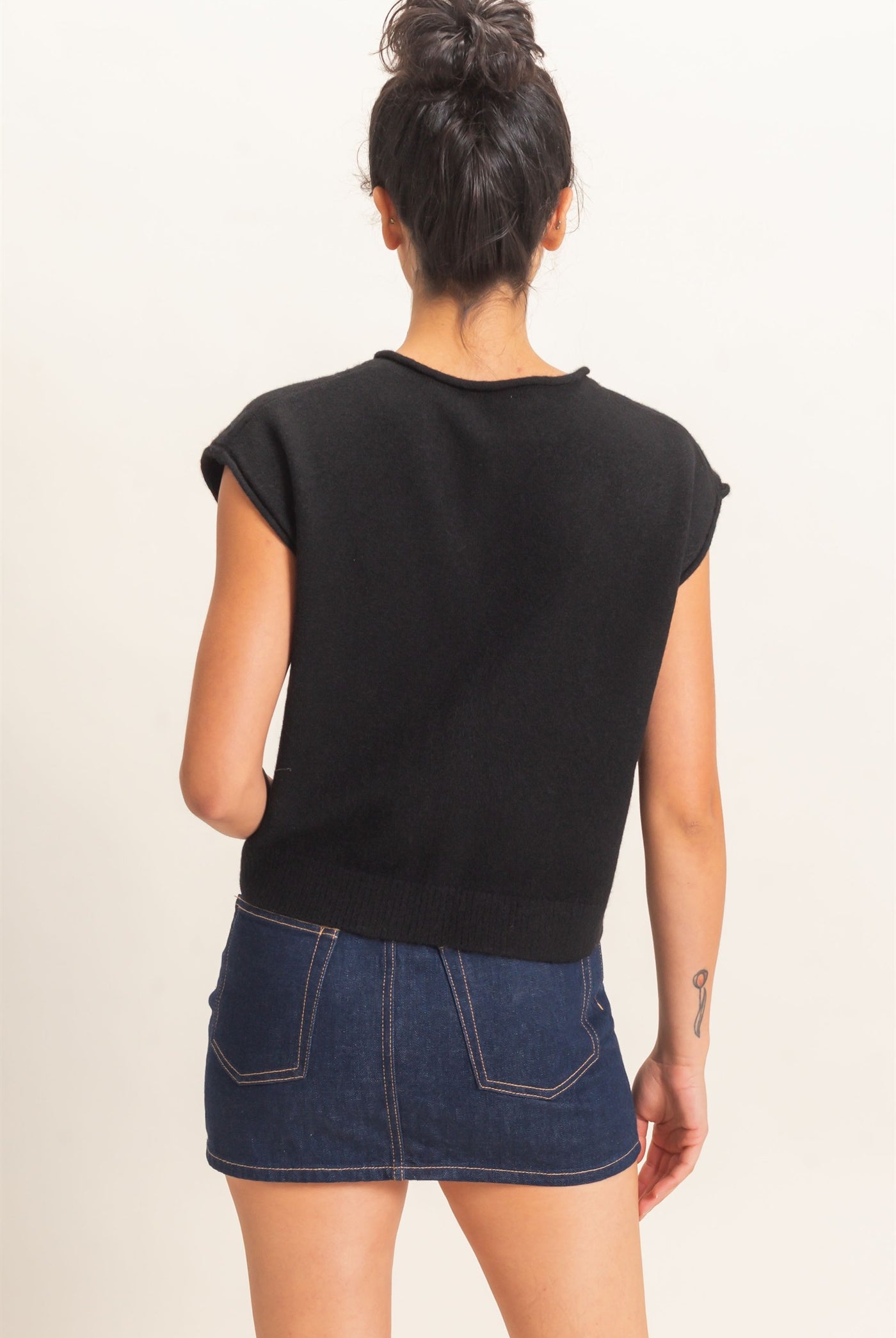 Wholesale Rolled Edge Button Front Sweater Vest Sweaters DZ26E239 BLACK DOUBLE ZERO