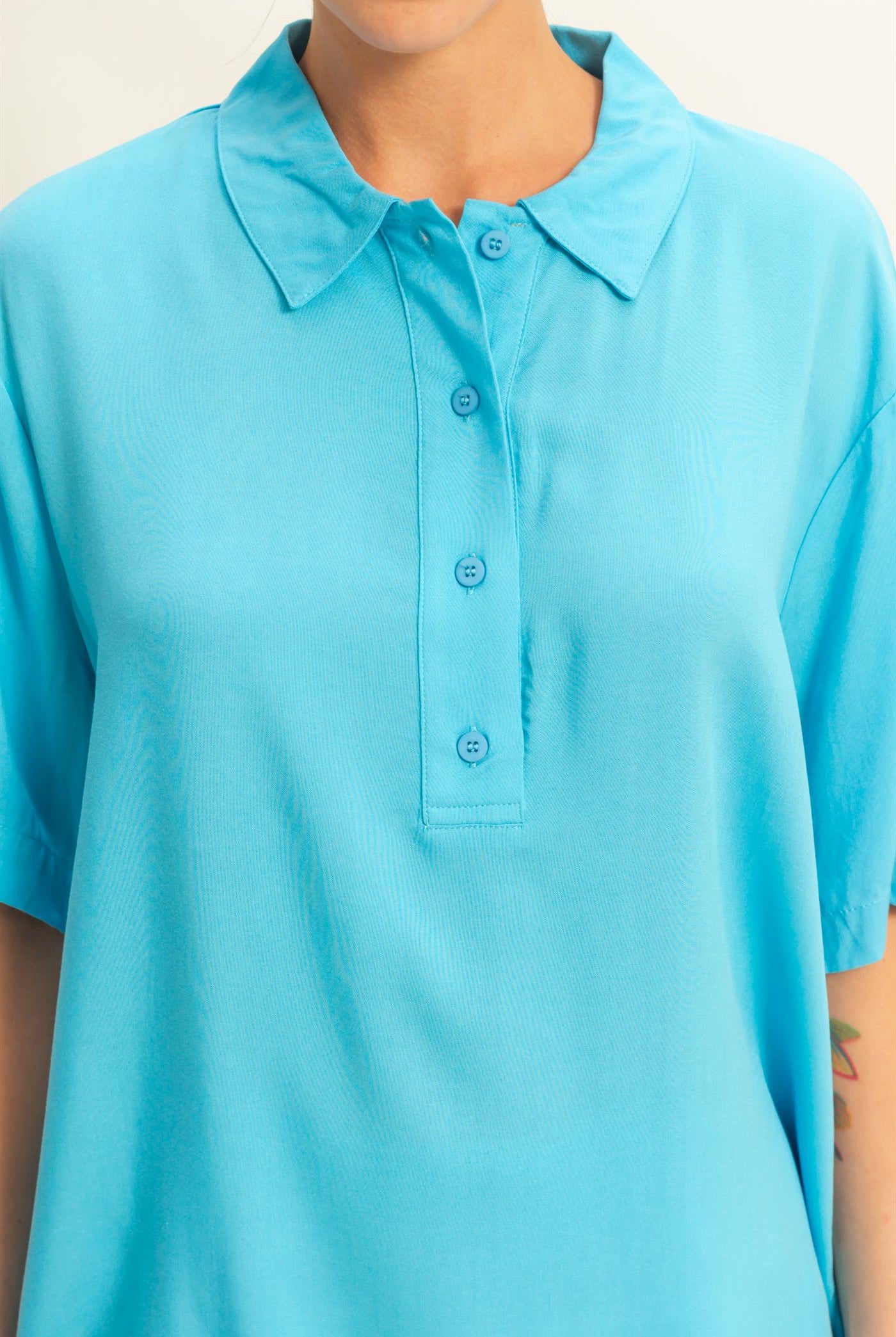 Wholesale Woven Half Button-Up Relaxed Top Clothing Tops DZ25C814 AQUA BLUE DOUBLE ZERO