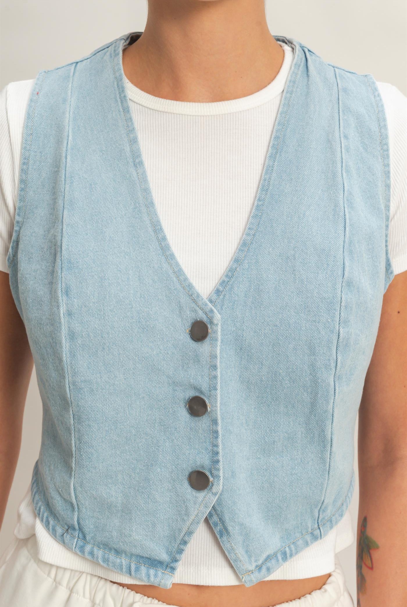 Wholesale V-Neck Sleeveless Denim Vest Clothing Tops DZ26C736 LIGHT BLUE DOUBLE ZERO