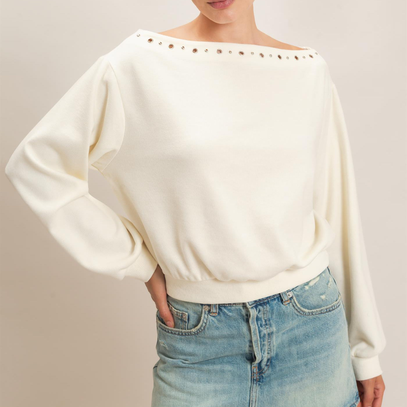 Wholesale Studded Crew Neck Sweatshirt Sweatshirts HF26E545 CREAM HYFVE