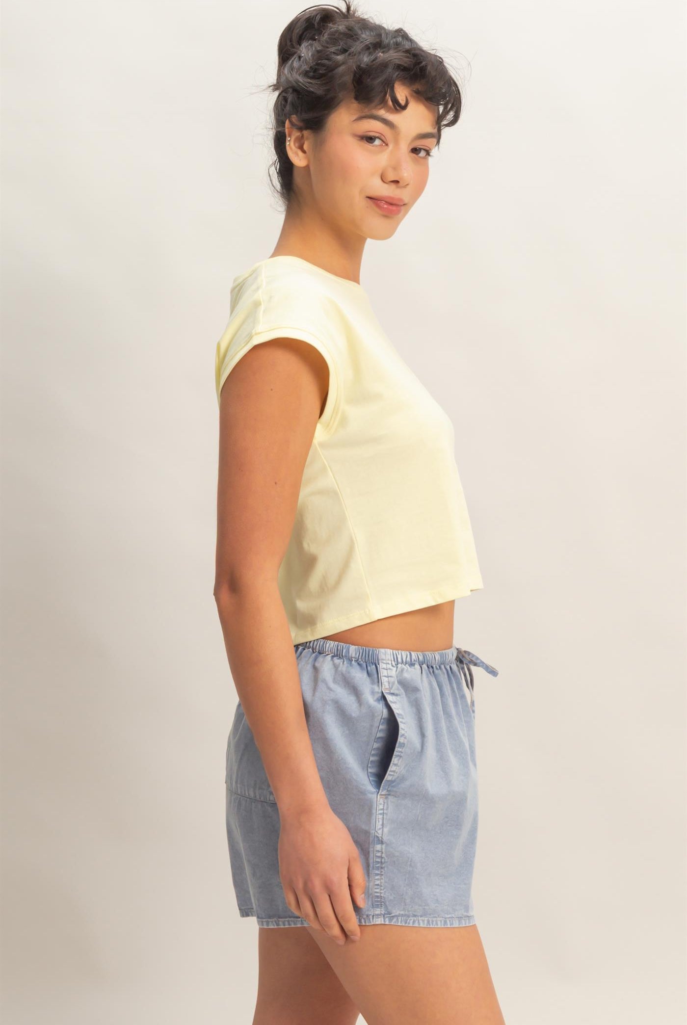 Wholesale Classic Crew Neck Sleeveless Top Shirts DZ24A652 PALE YELLOW DOUBLE ZERO