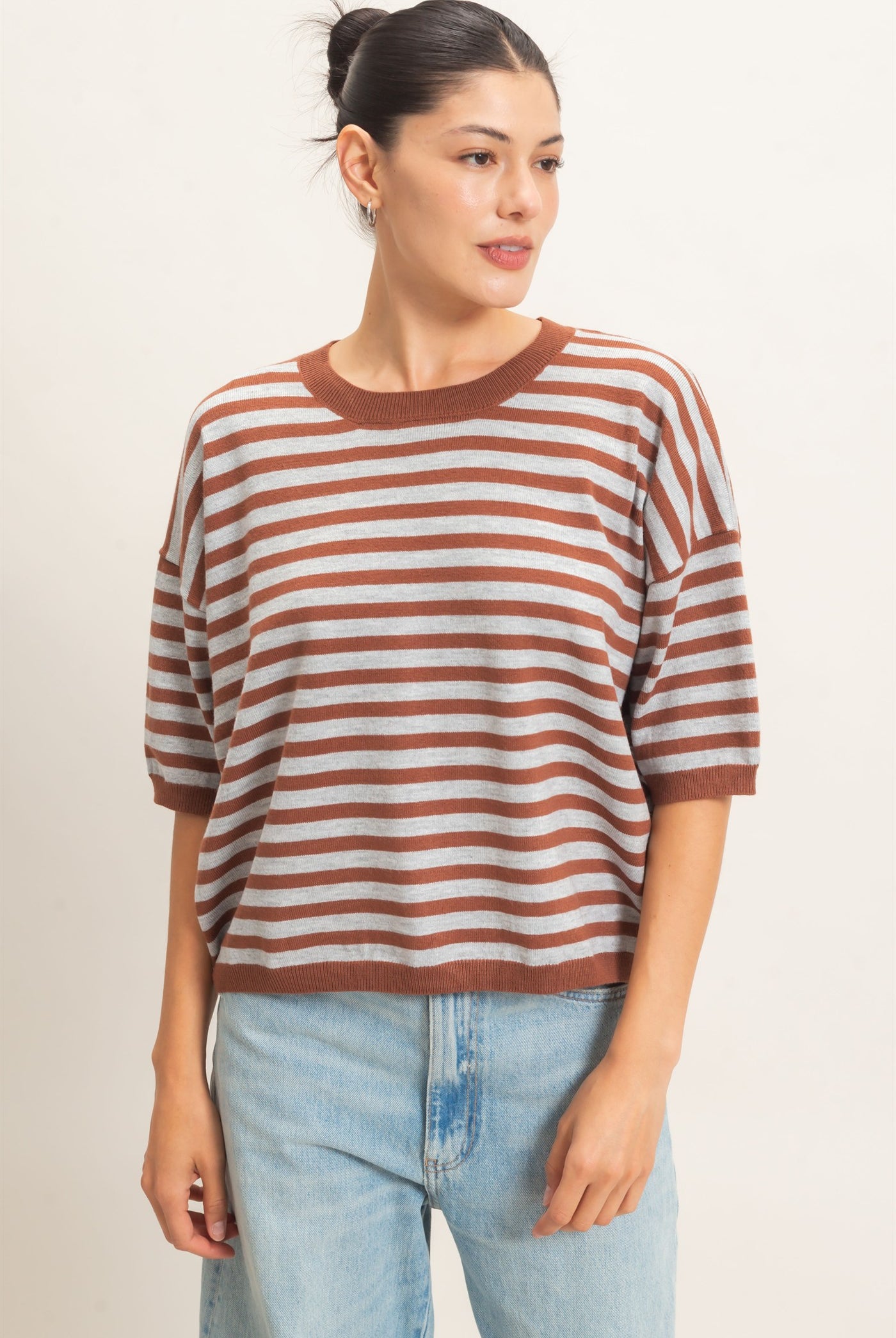 Wholesale Striped Crew Neck Sweater Sweaters HF26E234 BROWN HYFVE