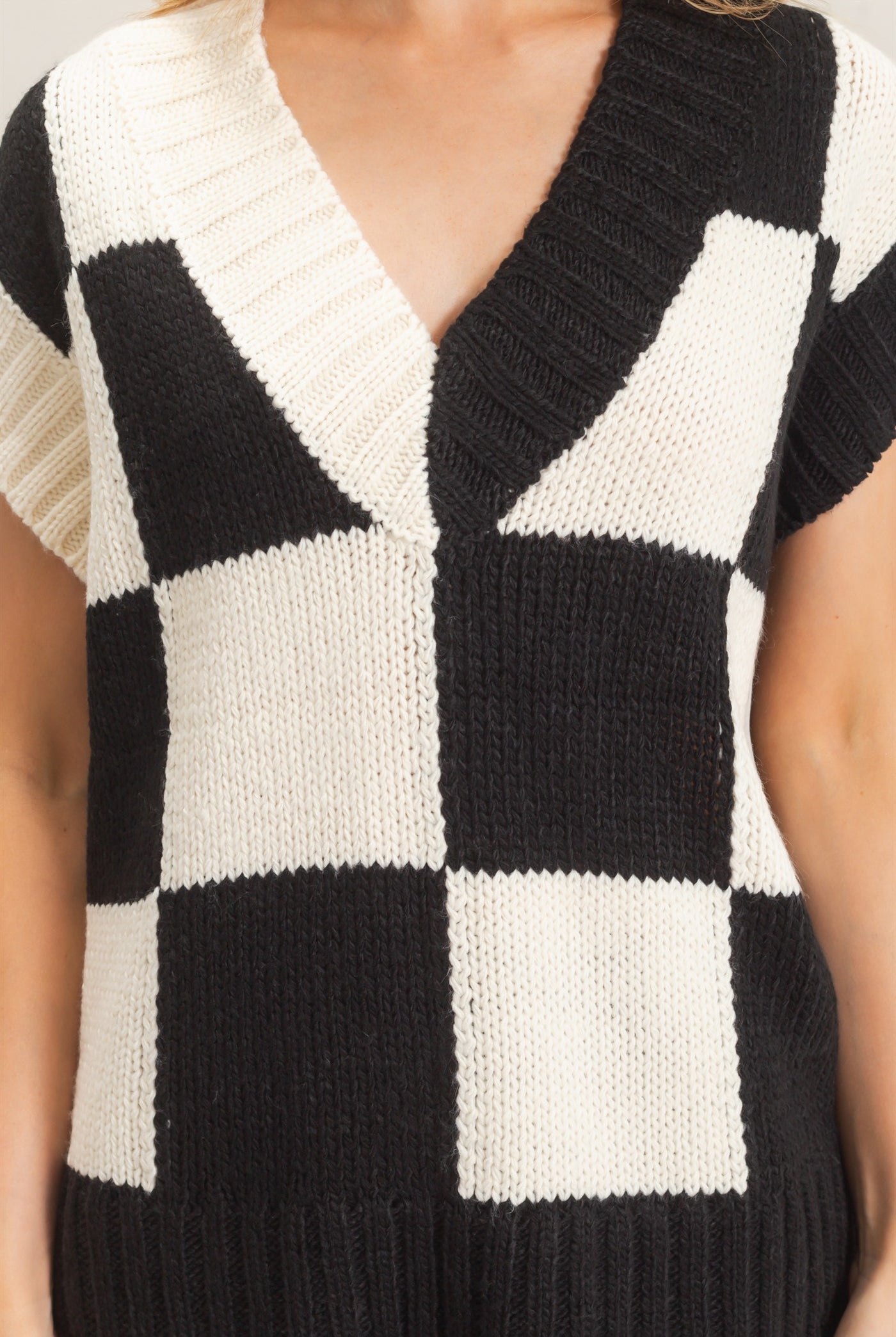 Wholesale Ribbed V-Neck Checkered Sweater Vest Sweaters HF26F180 BLACK HYFVE
