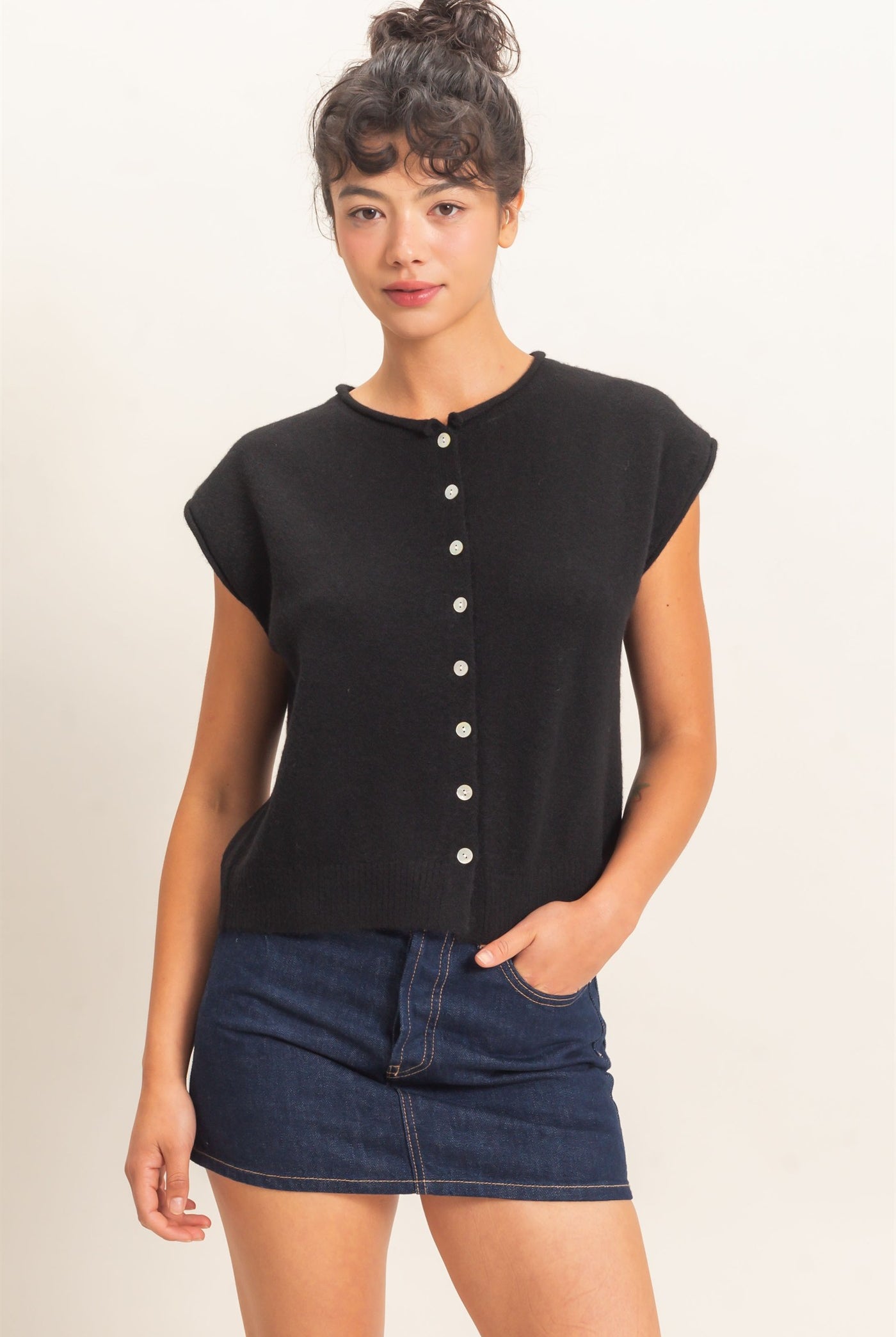 Wholesale Rolled Edge Button Front Sweater Vest Sweaters DZ26E239 BLACK DOUBLE ZERO