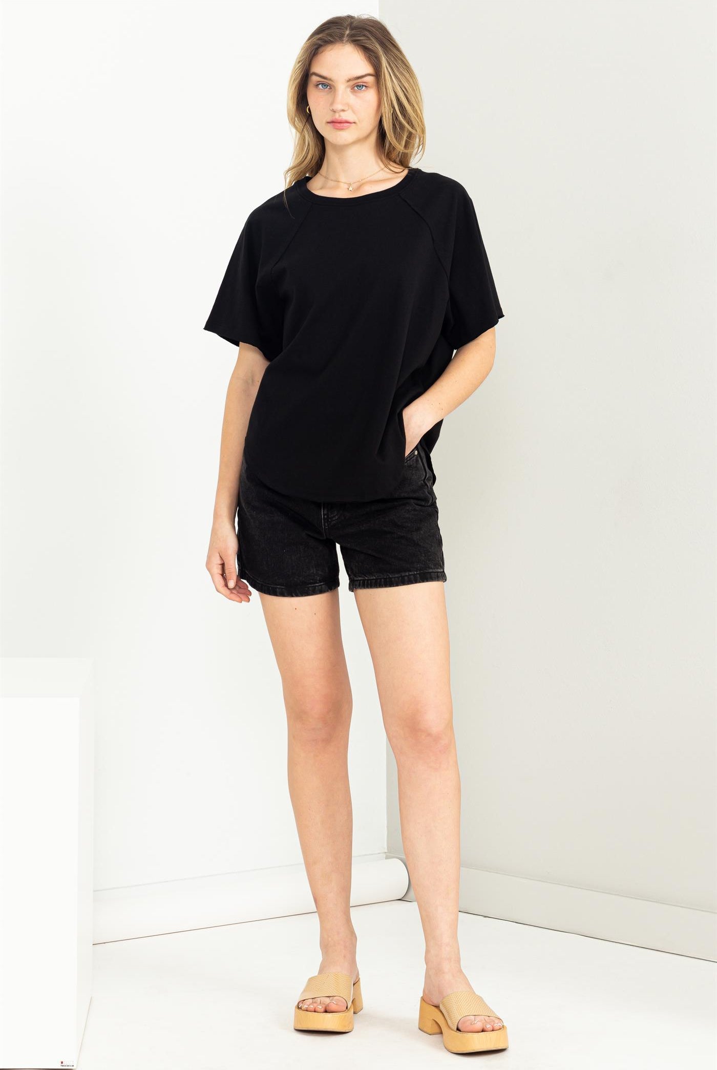 Wholesale Round Neck Curved Hem Short Sleeve T Shirt Clothing Tops DZ23C325 BLACK HYFVE