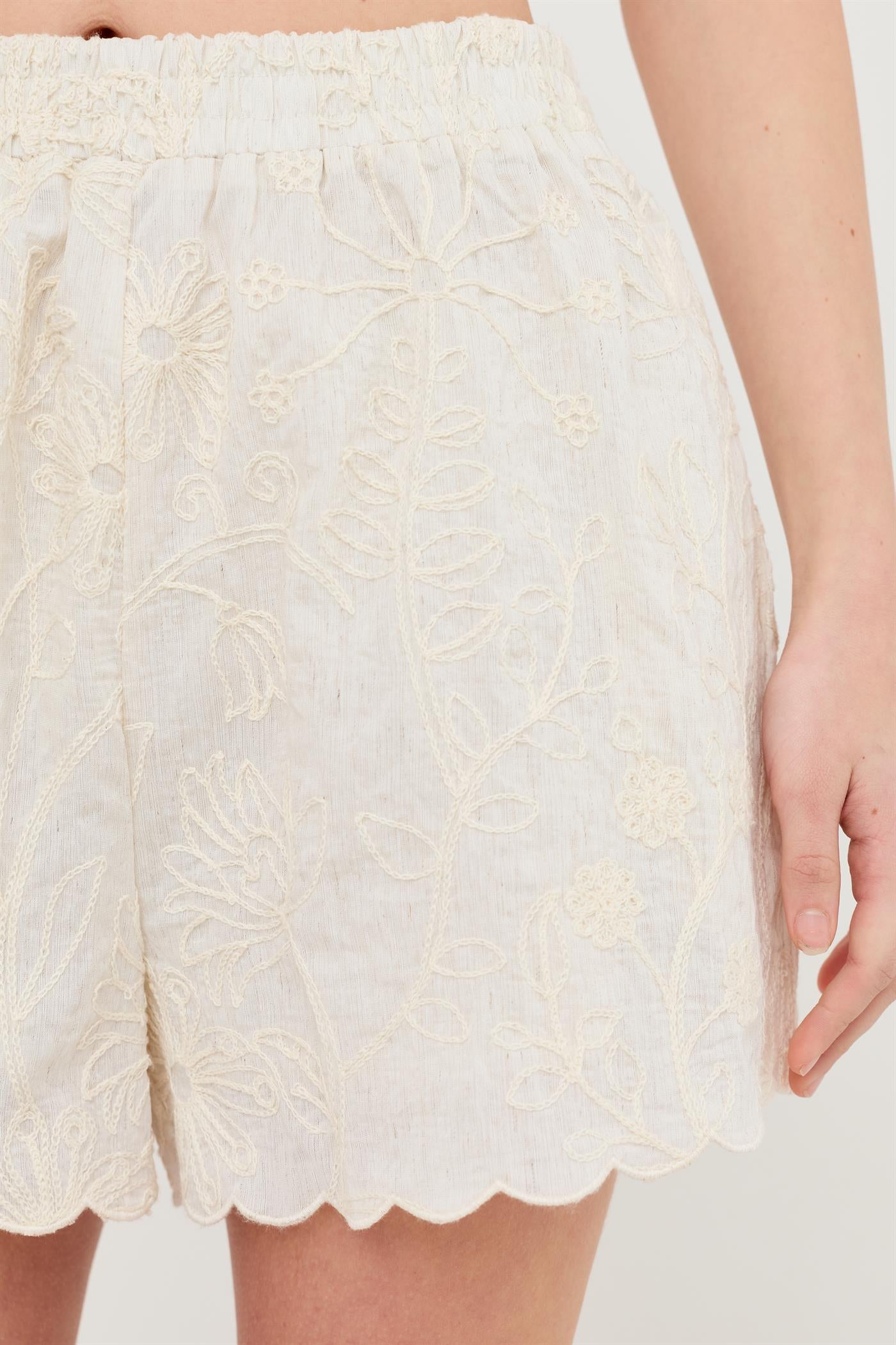 Wholesale Embroidered Scallop Hem Shorts Shorts HF26E391-D CREAM HYFVE