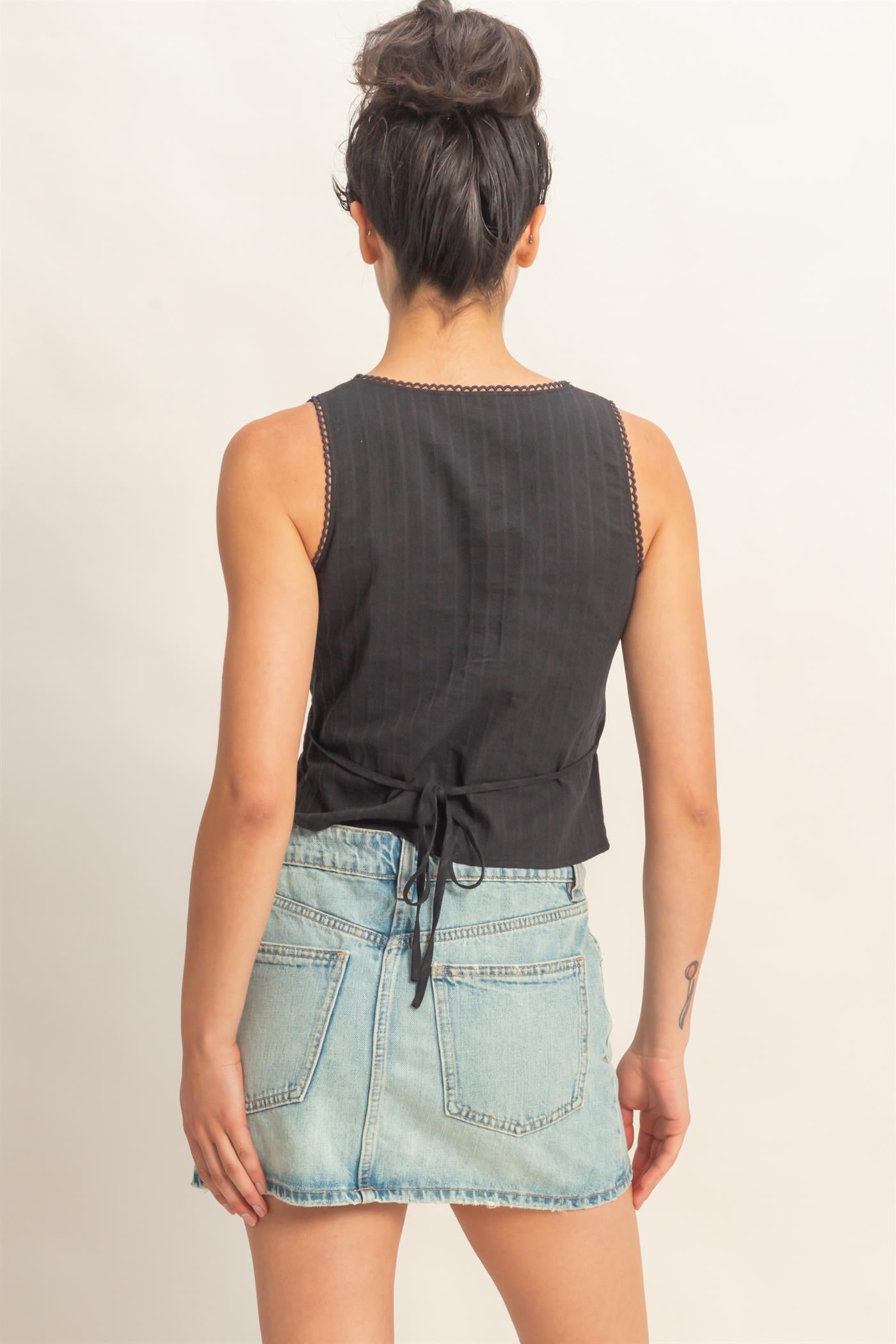 Wholesale Sleeveless Scallop Trim V-Neck Tie-Back Top Clothing Tops DZ26C185 BLACK DOUBLE ZERO