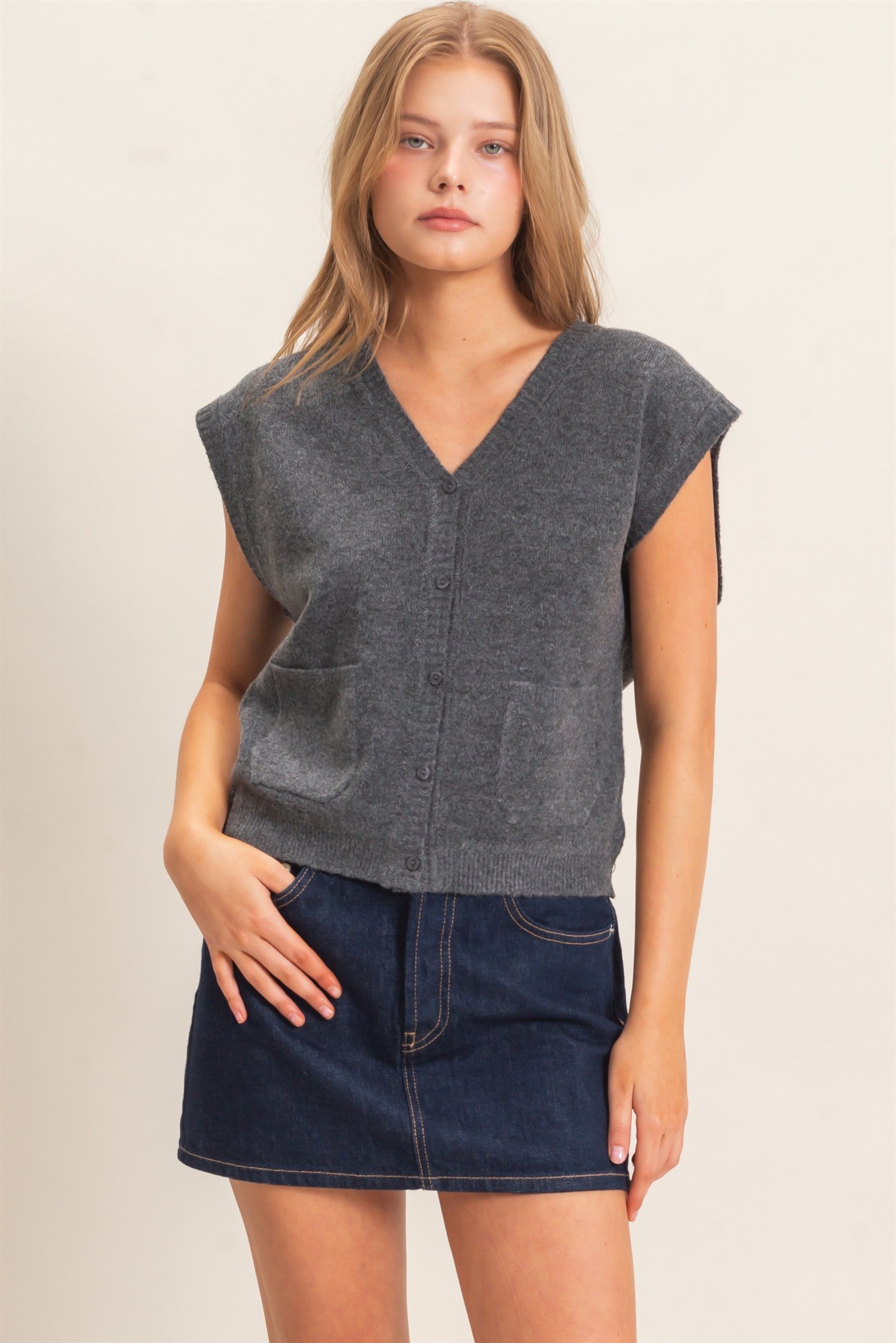 Wholesale V-Neck Buttoned Sweater Vest Sweaters HF26E349 CHARCOAL HYFVE