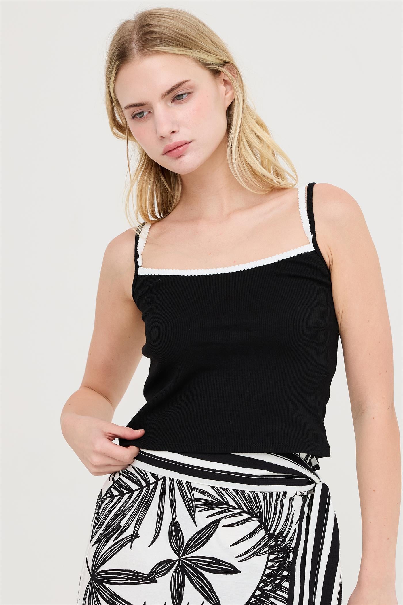 Wholesale Contrast Strap Square Neck Top Clothing Tops HF26A121 BLACK HYFVE