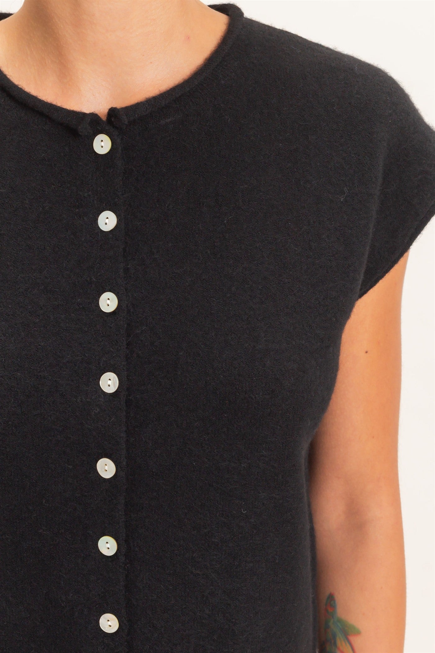 Wholesale Rolled Edge Button Front Sweater Vest Sweaters DZ26E239 BLACK DOUBLE ZERO
