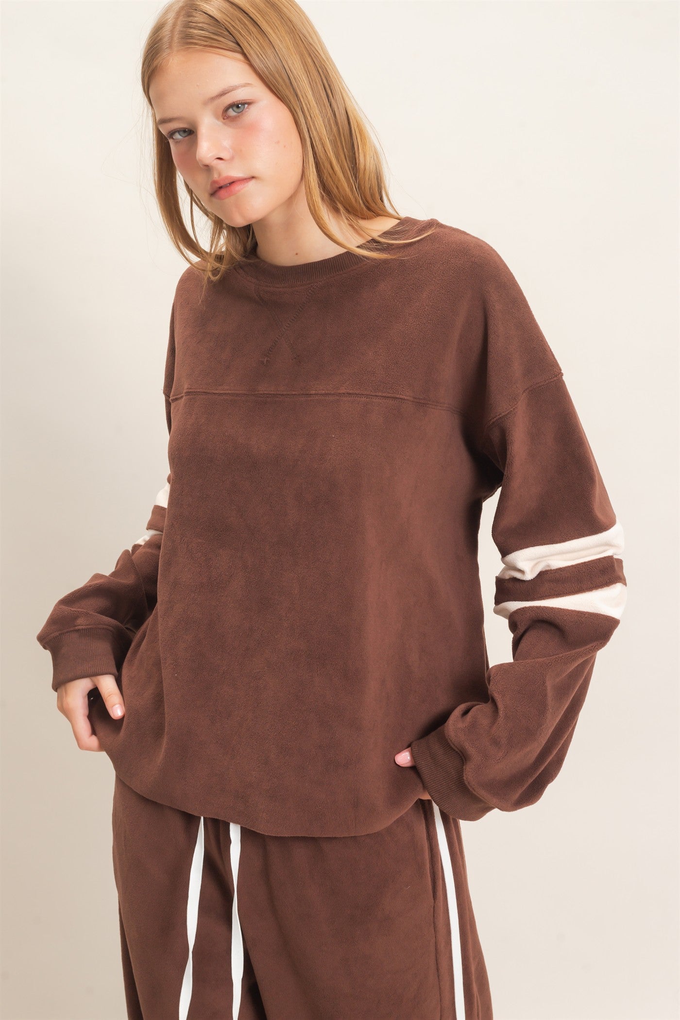 Wholesale Crew Neck Long Sleeve Sweatshirt Sweatshirts HF26E425 CHOCOLATE HYFVE