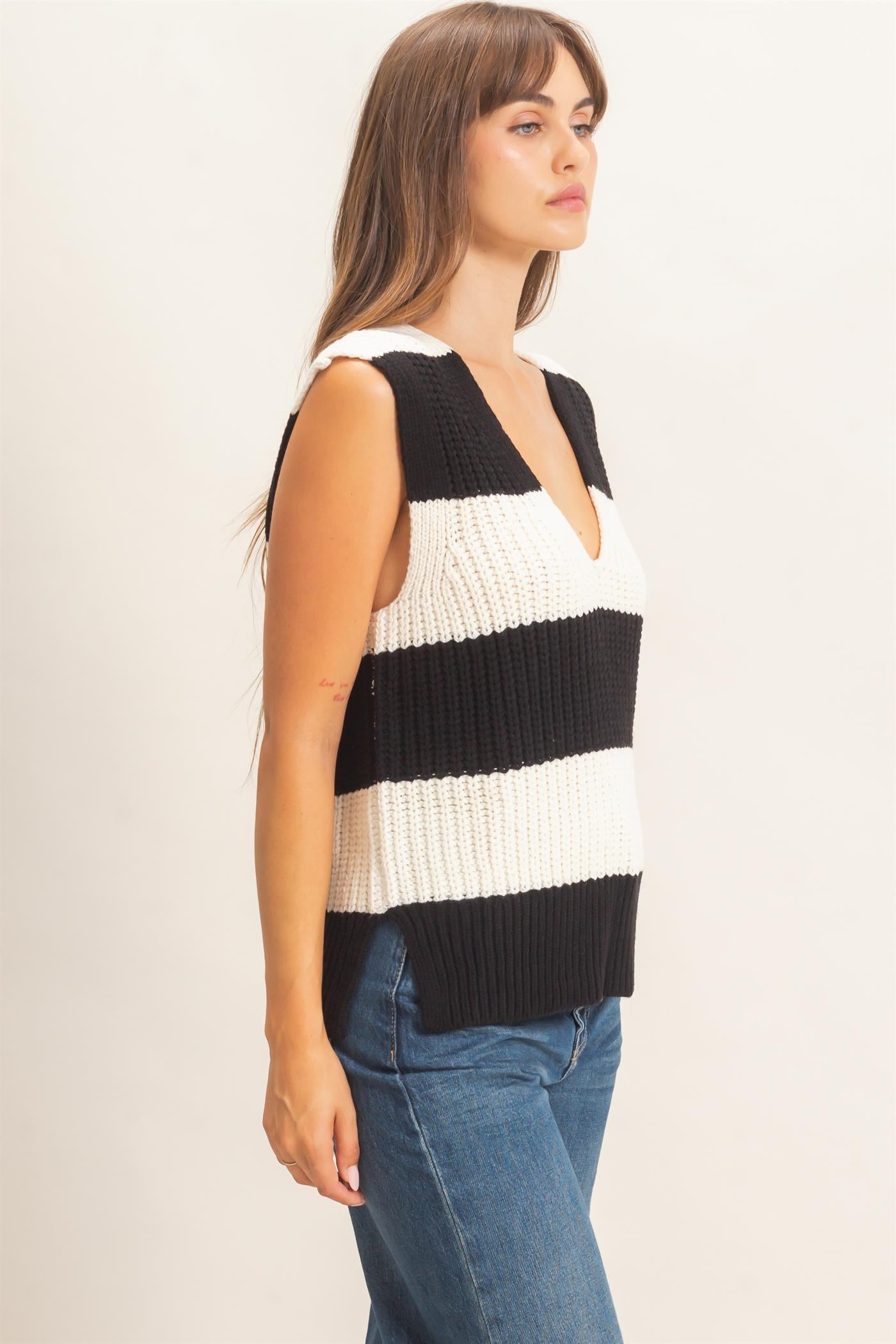 Wholesale V-Neck Striped Sweater Vest Sweaters HF26E482-D BLACK HYFVE