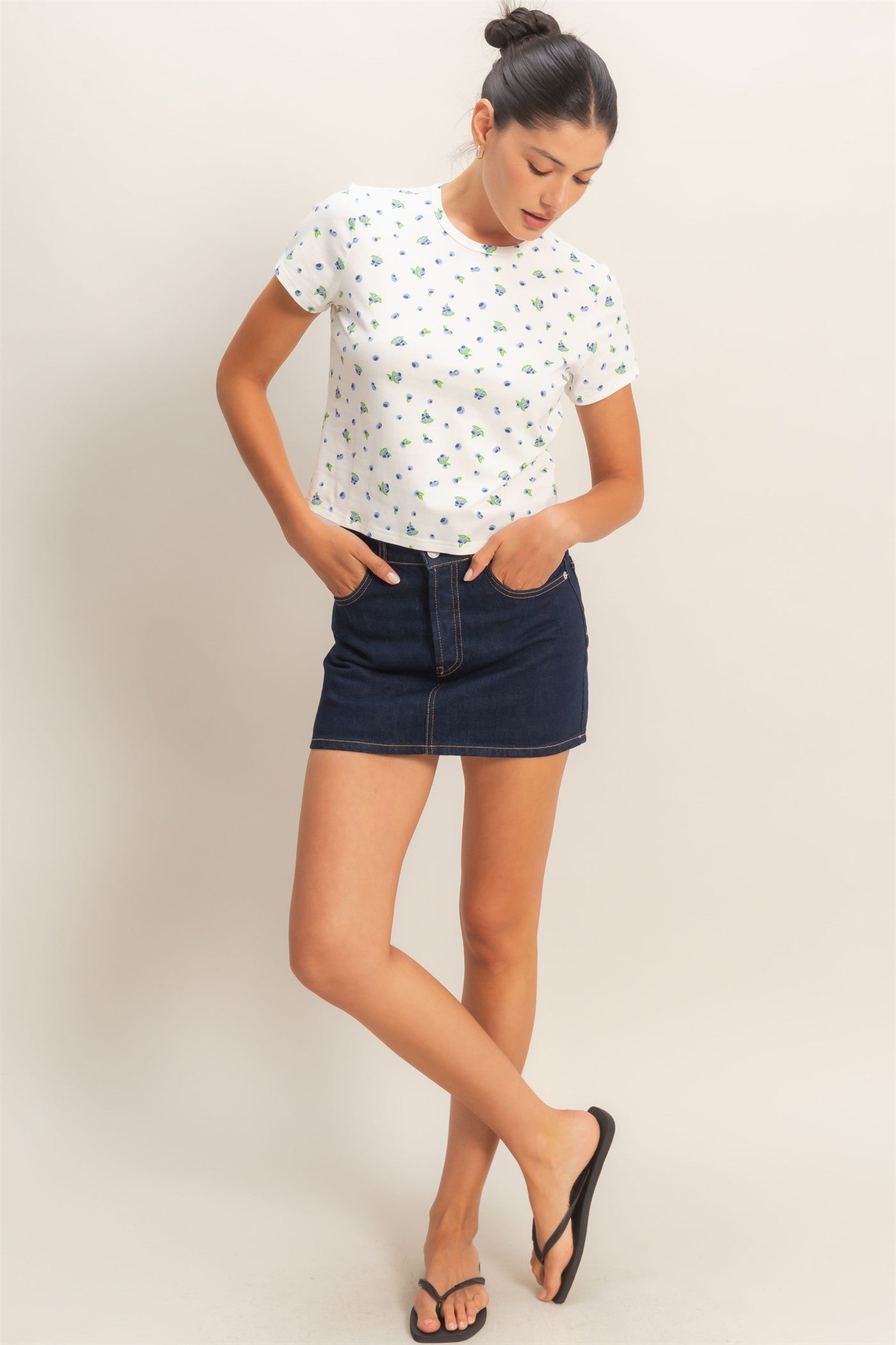 Wholesale Blueberry Print Crew Neck Tee Clothing Tops HF26C787 OFF WHITE HYFVE