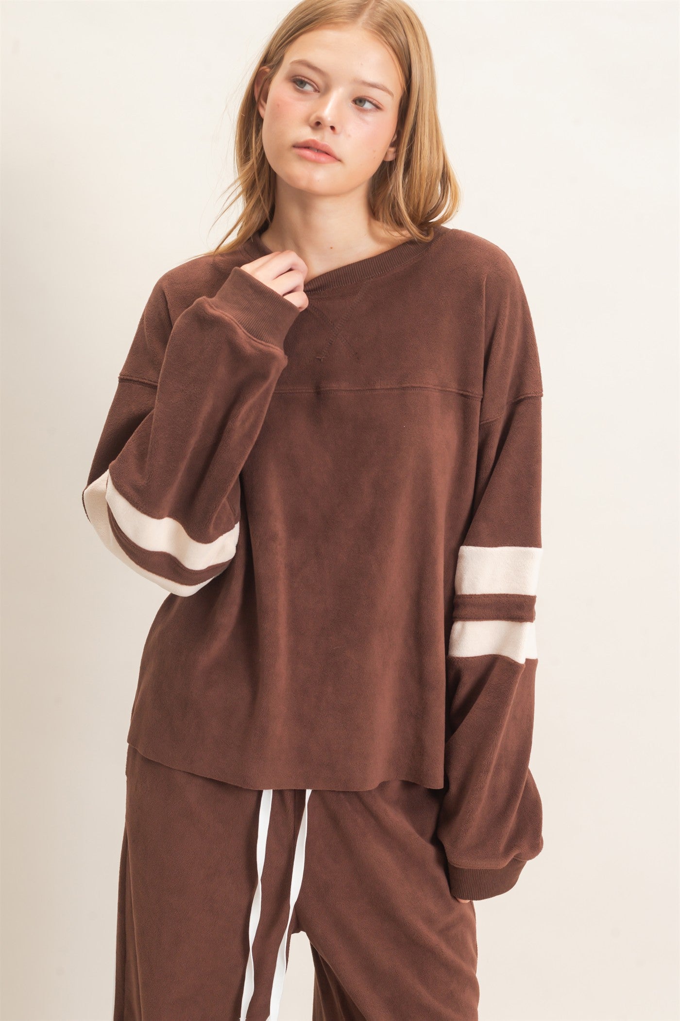 Wholesale Crew Neck Long Sleeve Sweatshirt Sweatshirts HF26E425 CHOCOLATE HYFVE