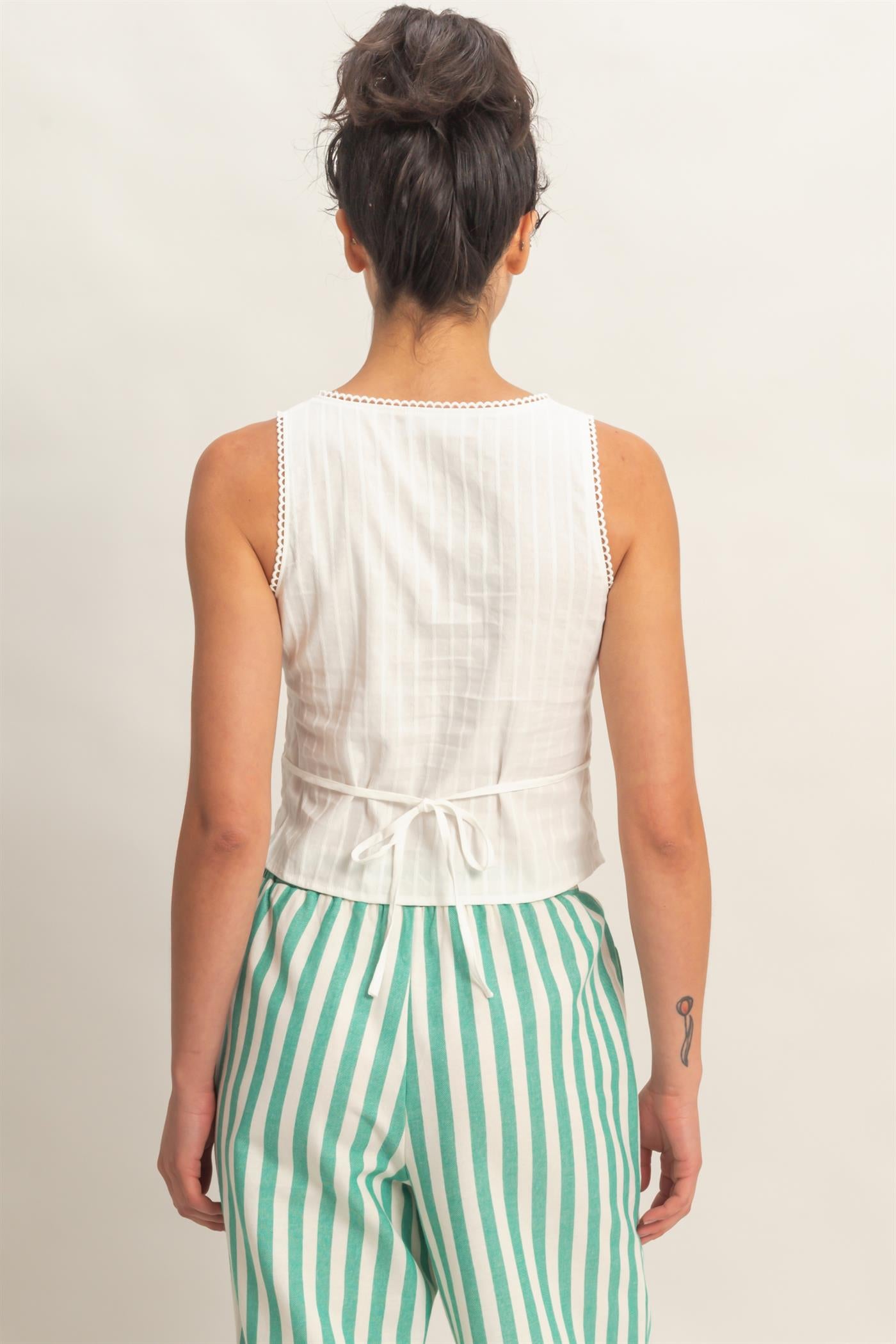 Wholesale Sleeveless Scallop Trim V-Neck Tie-Back Top Clothing Tops DZ26C185 WHITE DOUBLE ZERO