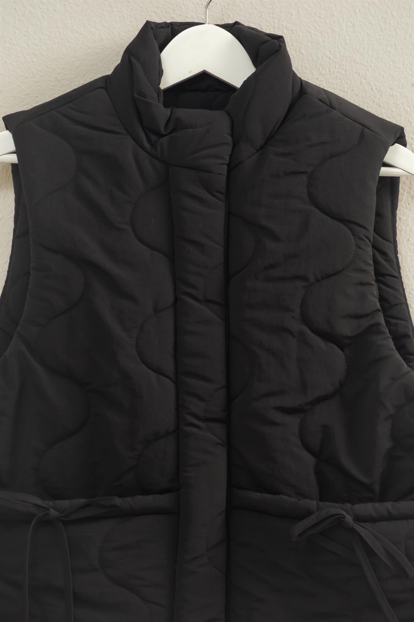 Wholesale Wave Quilted Ribbon Tie Detailed Puffer Vest Vests HF25E498 BLACK HYFVE