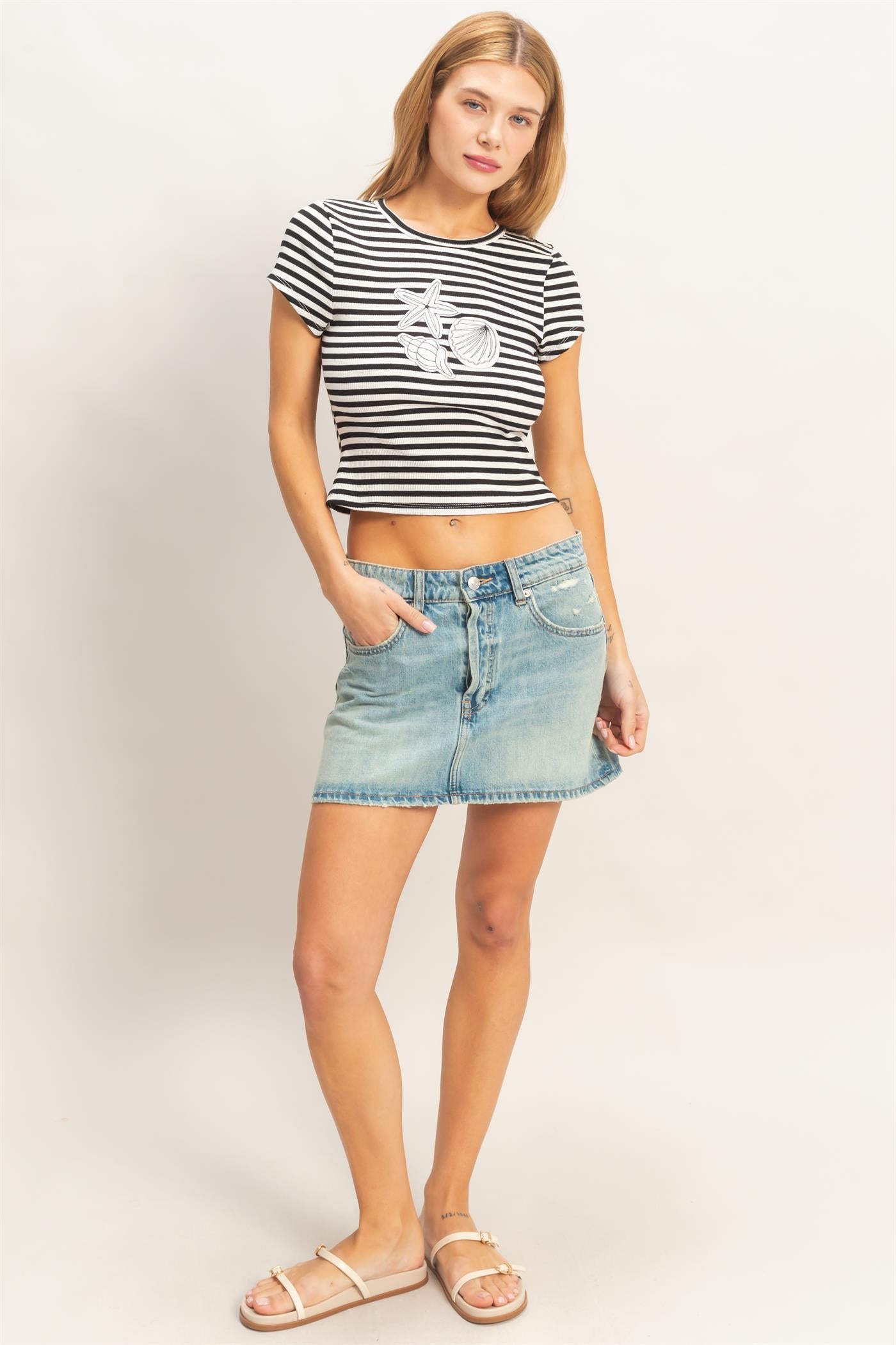 Wholesale Striped Embroidered Patch Top T-Shirts HF26C225 BLACK HYFVE