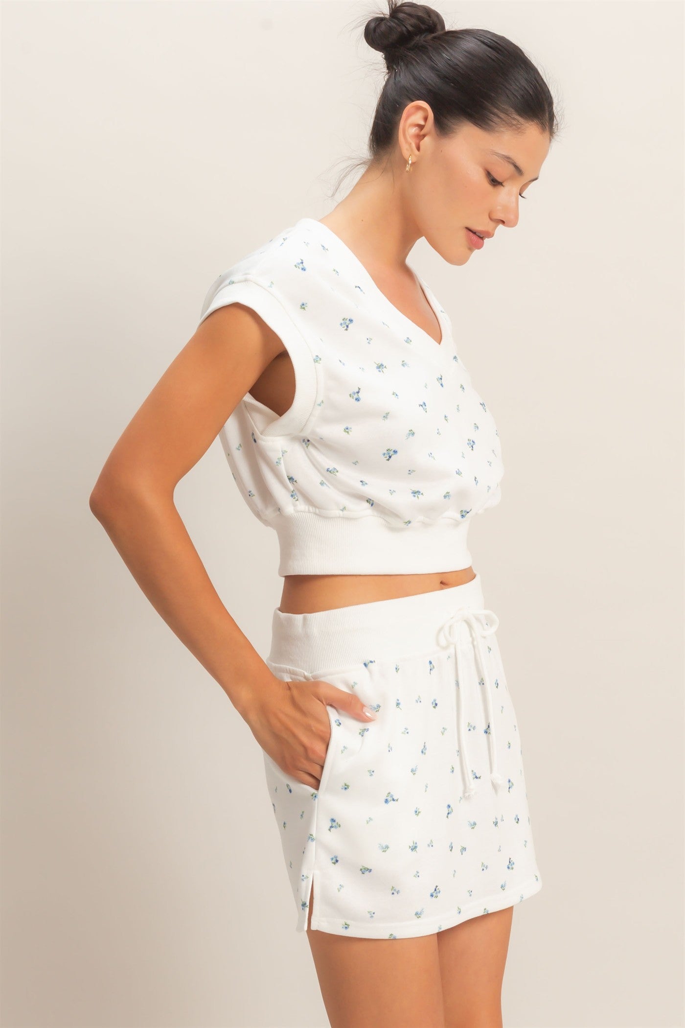 Wholesale Floral V-Neck Drawstring Top Clothing Tops HF26C372 WHITE/BLUE HYFVE