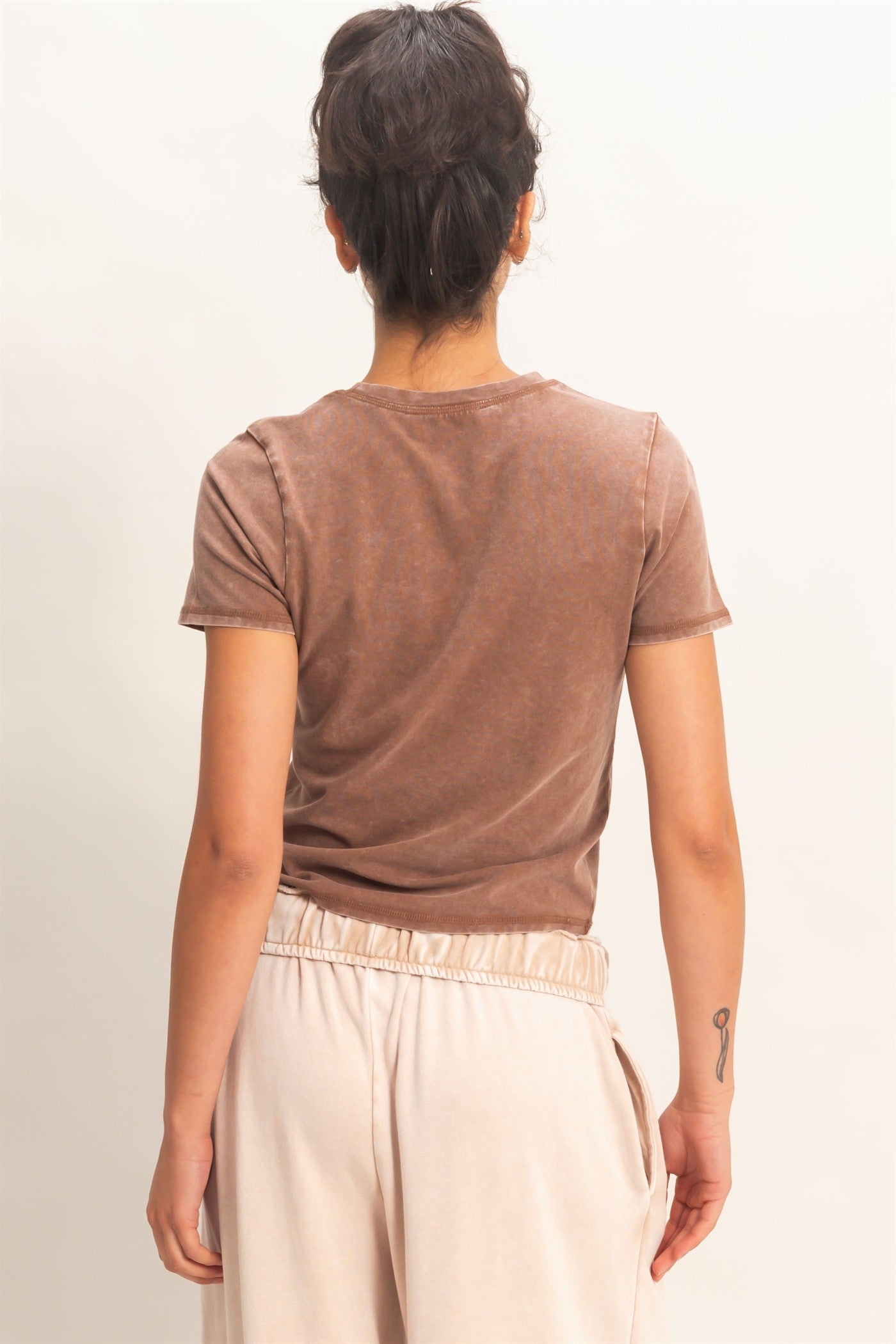 Wholesale Mineral Washed Short Sleeve Crew Neck Top T-Shirts DZ26A743 CHOCOLATE DOUBLE ZERO