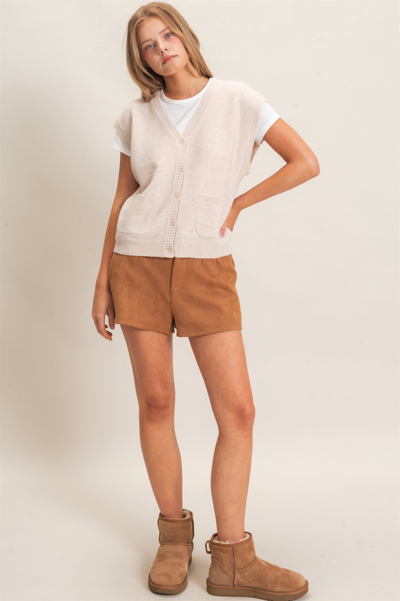 Wholesale V-Neck Buttoned Sweater Vest Sweaters HF26E349 OATMEAL HYFVE
